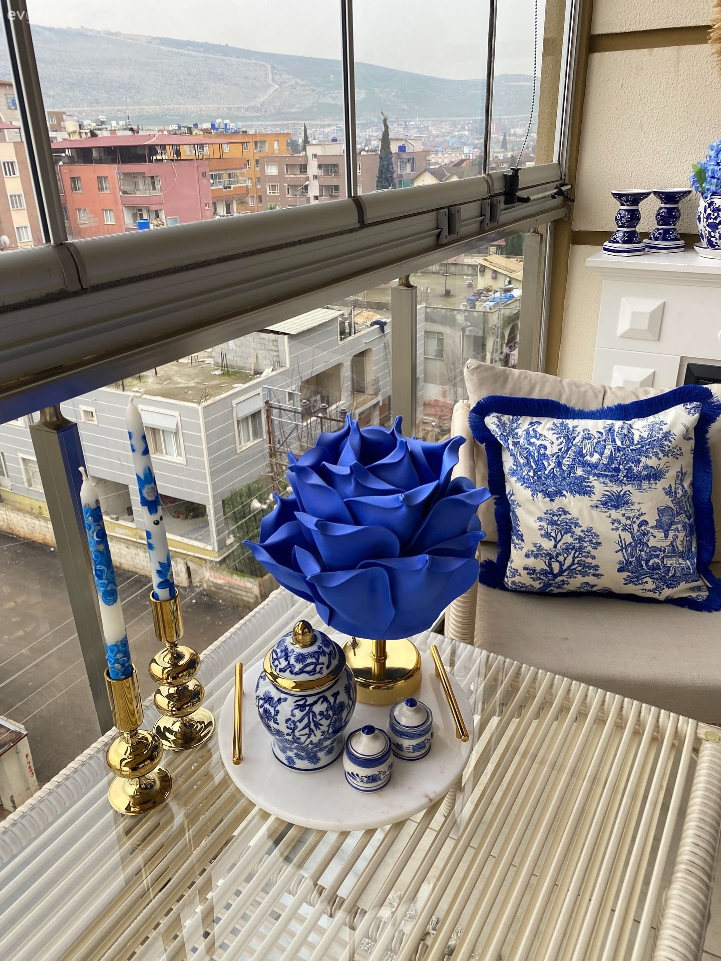 Blue Blanc Desenle Güzelleşen Bu Balkonun Keyfine Diyecek Yok