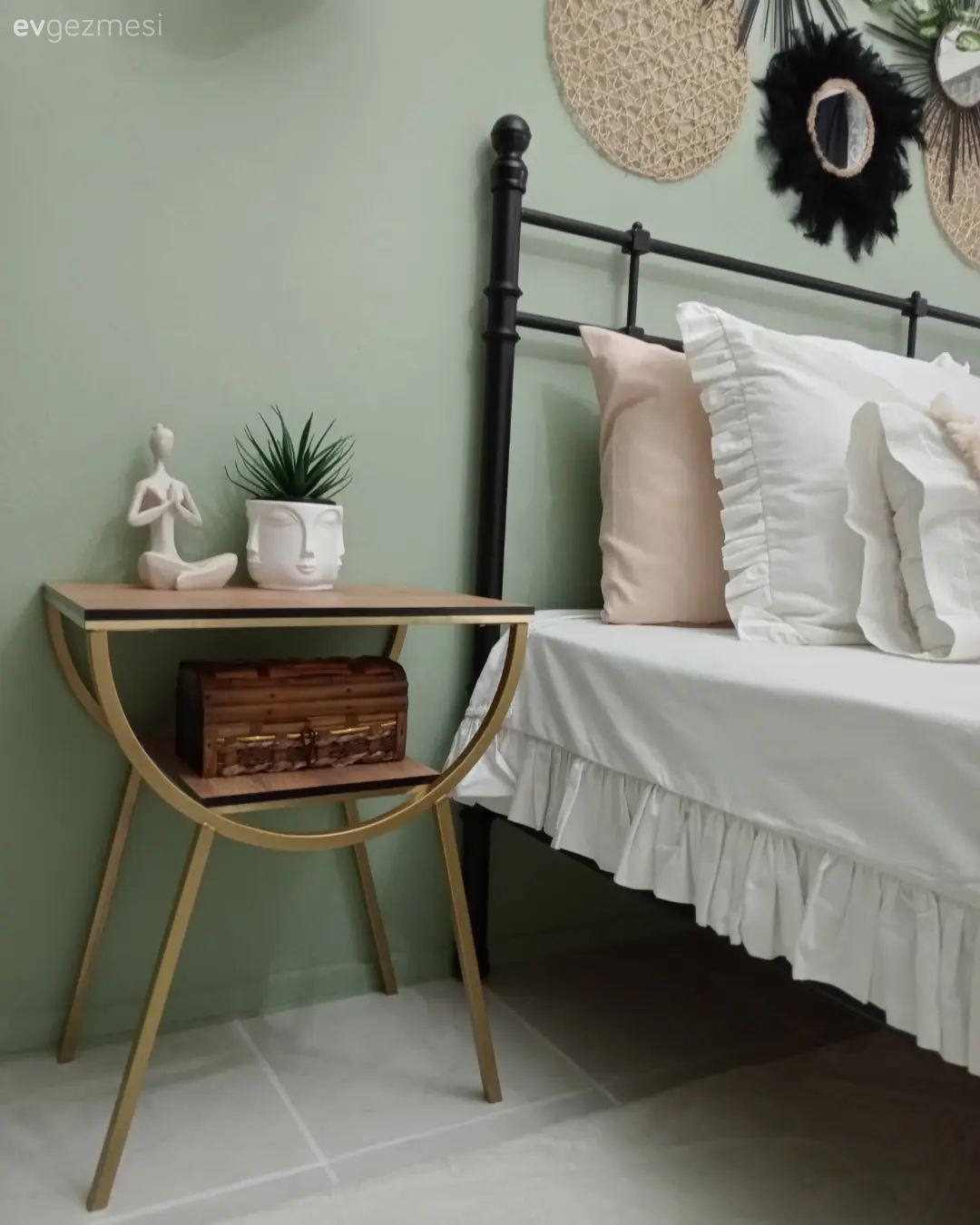 Yatak odası duvar dekorasyonu, Yeşil, Yeşil duvar, Beyaz, Siyah, Komodin