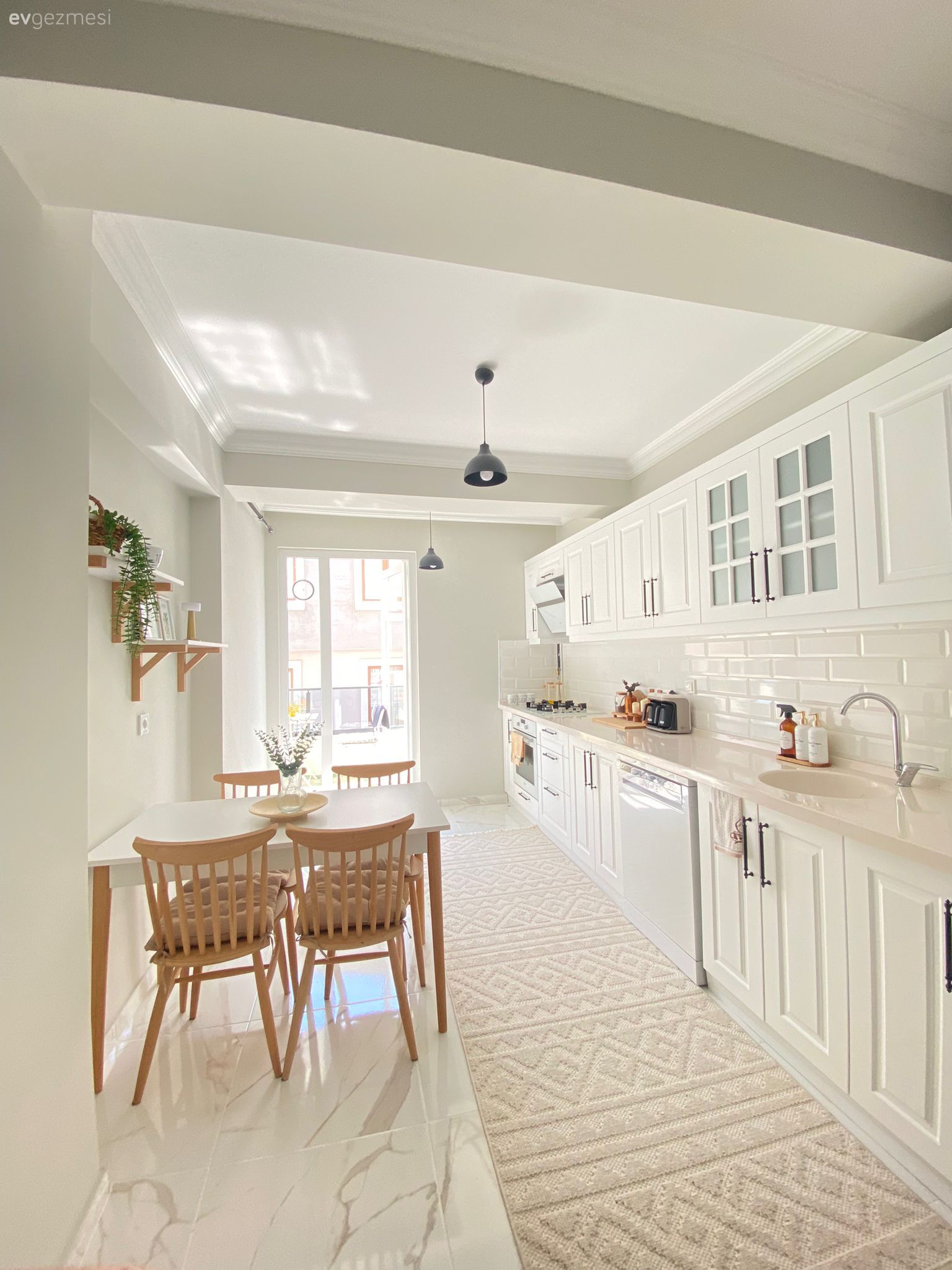 Mutfak, İskandinav, Modern, Beyaz, Beyaz mutfak, Ahşap Mobilya, Shaker kapaklı dolaplar, Mutfak tezgahı, Mutfak tezgah arası, Sandalye, Mutfak masası, Mutfak halısı, Mutfak aksesuarları, Mutfak rafı