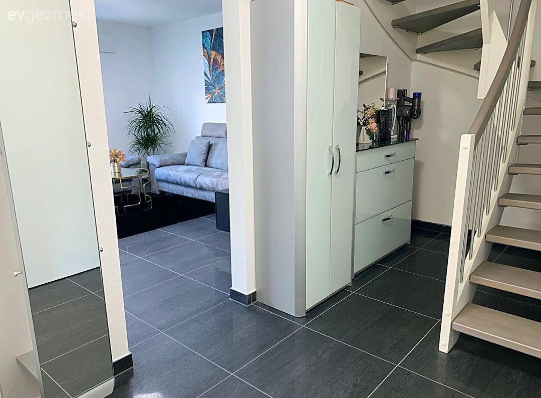 Antre, Dubleks evler, Merdiven, Dresuar, Ayna, Beyaz, Gri, Zemin seramikleri