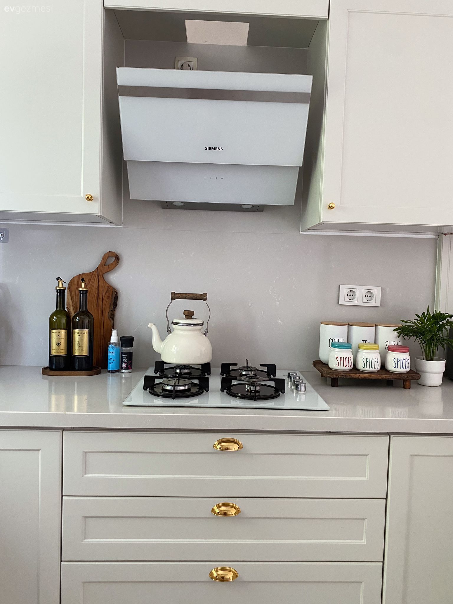 Bej, Beyaz, Shaker kapaklı dolaplar, Mutfak, Ankastre, Davlumbaz, Mutfak tezgahı, Mutfak tezgah arası, Dekoratif Objeler