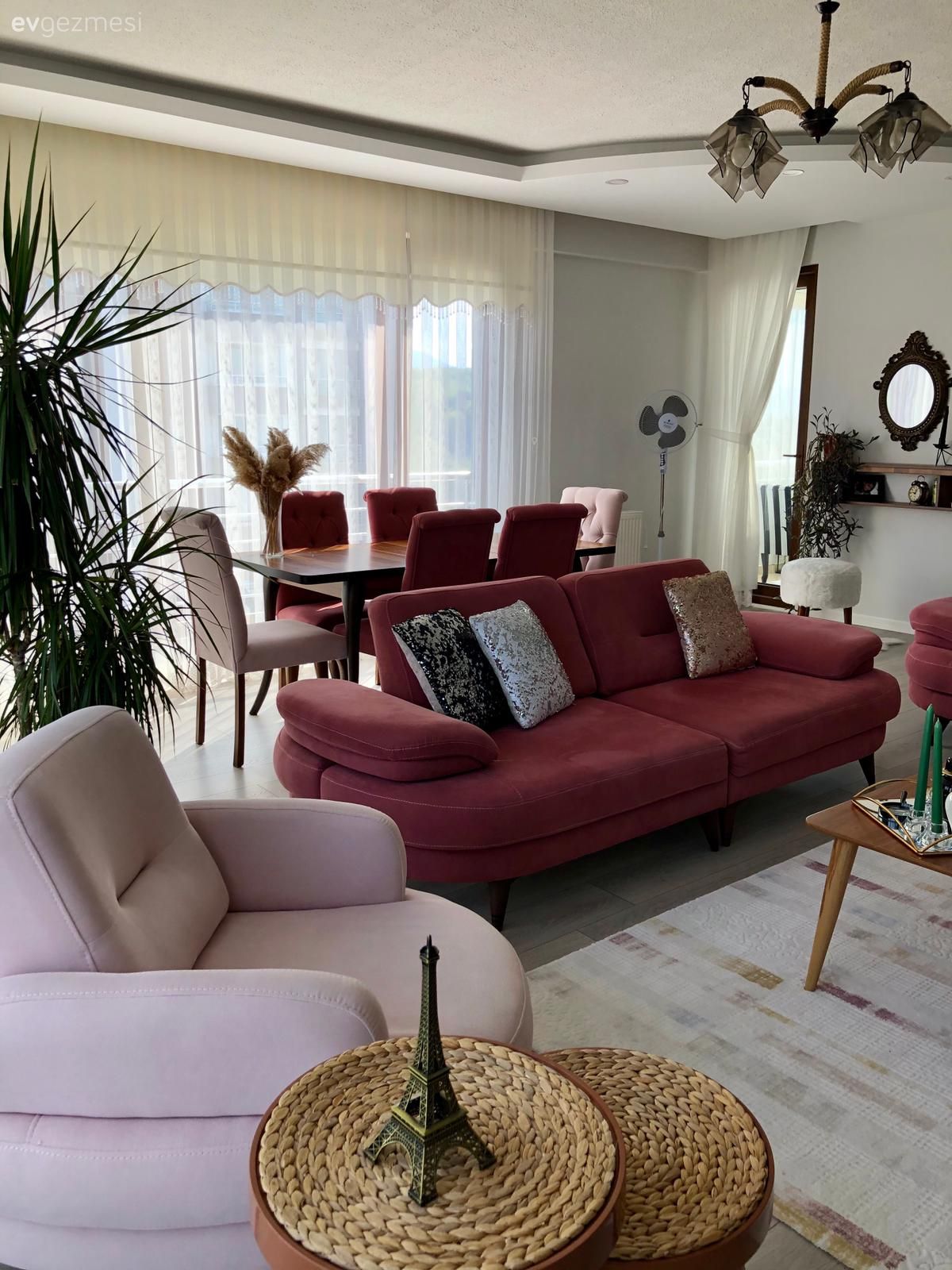 Salon, Modern, Pembe, Pudra pembe, Yemek masası, Sandalye, Tül perde, Perde, Koltuk takımı, Kırlent, Ev tekstili, Yan sehpa, Sehpa, Halı, Salon halısı, Orta sehpa, Ev bitkisi, Avize, Aydınlatma, Salon avizesi, Vazo, Ev Aksesuar