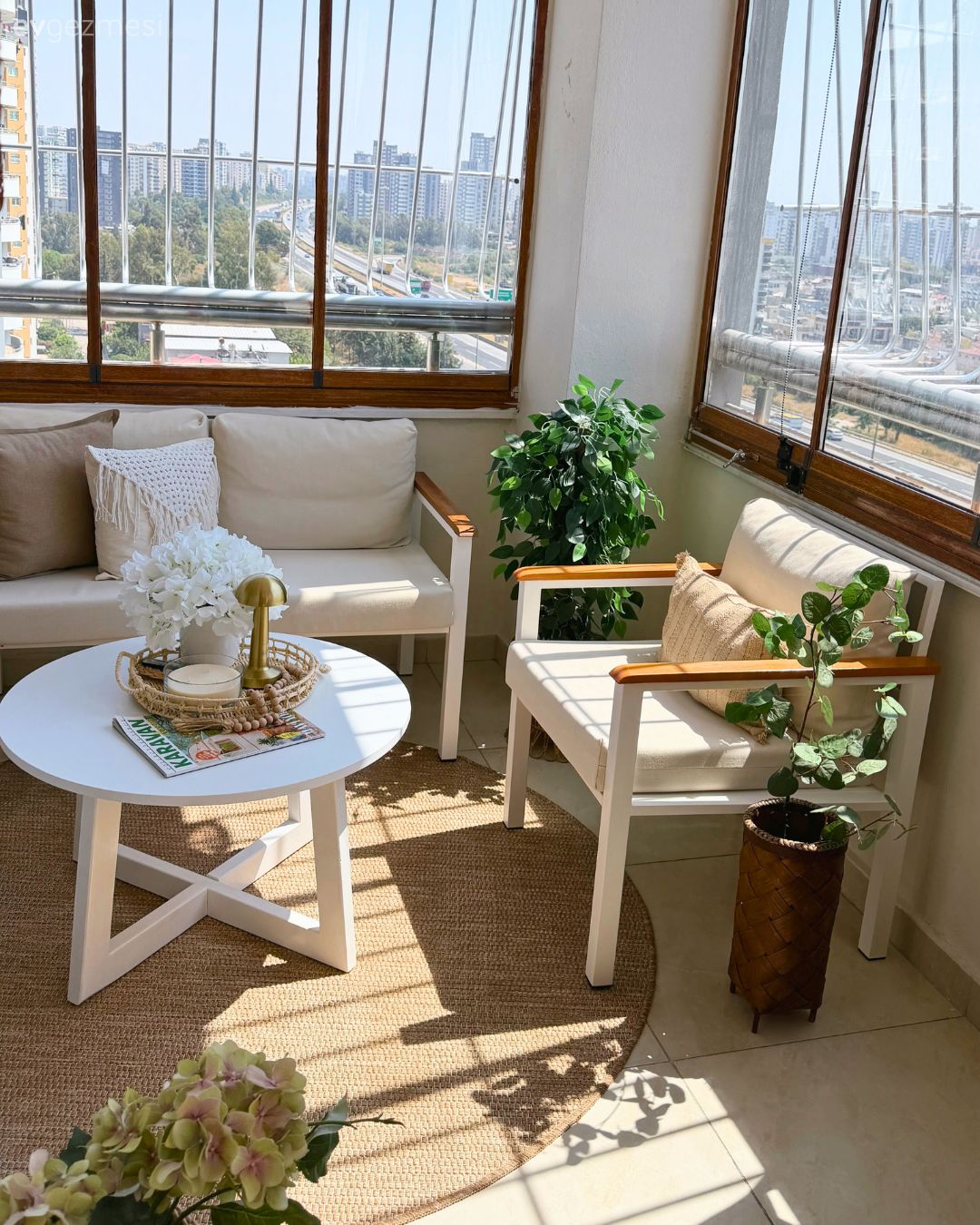Balkon, Bohem Dekorasyon, Krem, Bej, Balkon oturma grubu, Balkon masası, Ev bitkisi, Balkon halısı, Jüt halı, Halı, Balkon duvar dekorasyonu