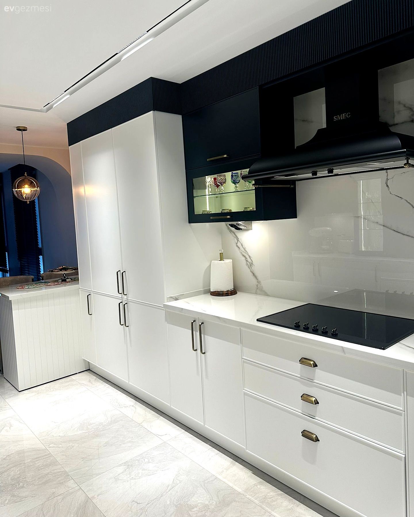 Siyah- Beyaz, Siyah, Beyaz, Mutfak tezgahı, Mutfak, Mutfak tezgah arası, Cam kapaklı dolap, Elektrikli Ocak, Cam Ankastre, Porselen tezgah, Mutfak aksesuarları, Davlumbaz, Mutfak zemin seramikleri