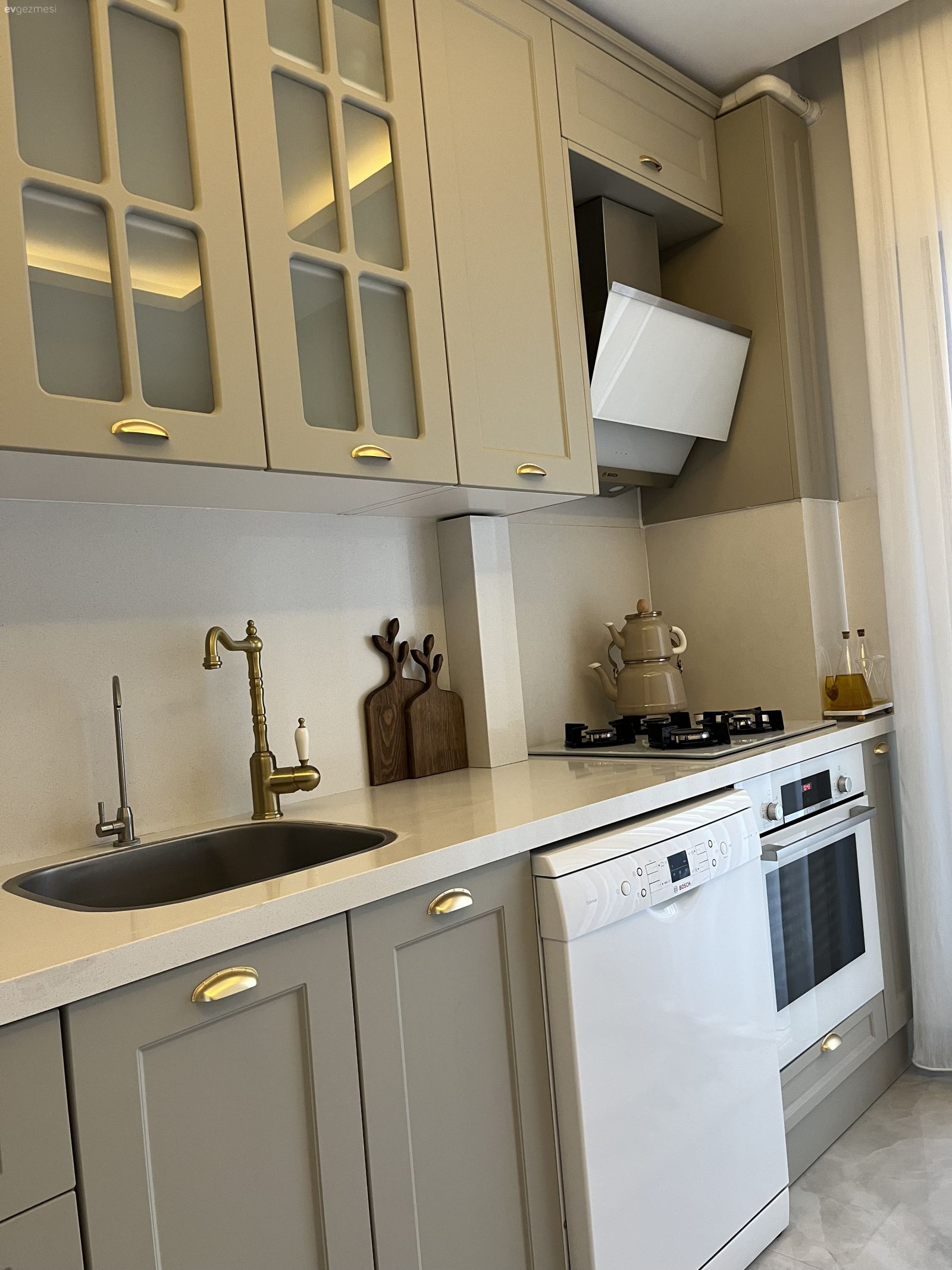 Bu Küçük Manisa Mutfağında Gri Dolaplar Şıklık Kaynağı