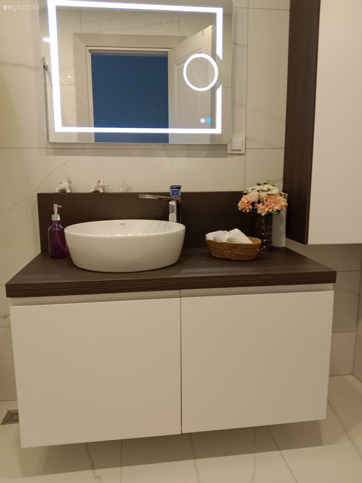 Banyo, Modern banyo, Beyaz, Siyah, Banyo dolabı, Banyo aynası, Banyo seramikleri