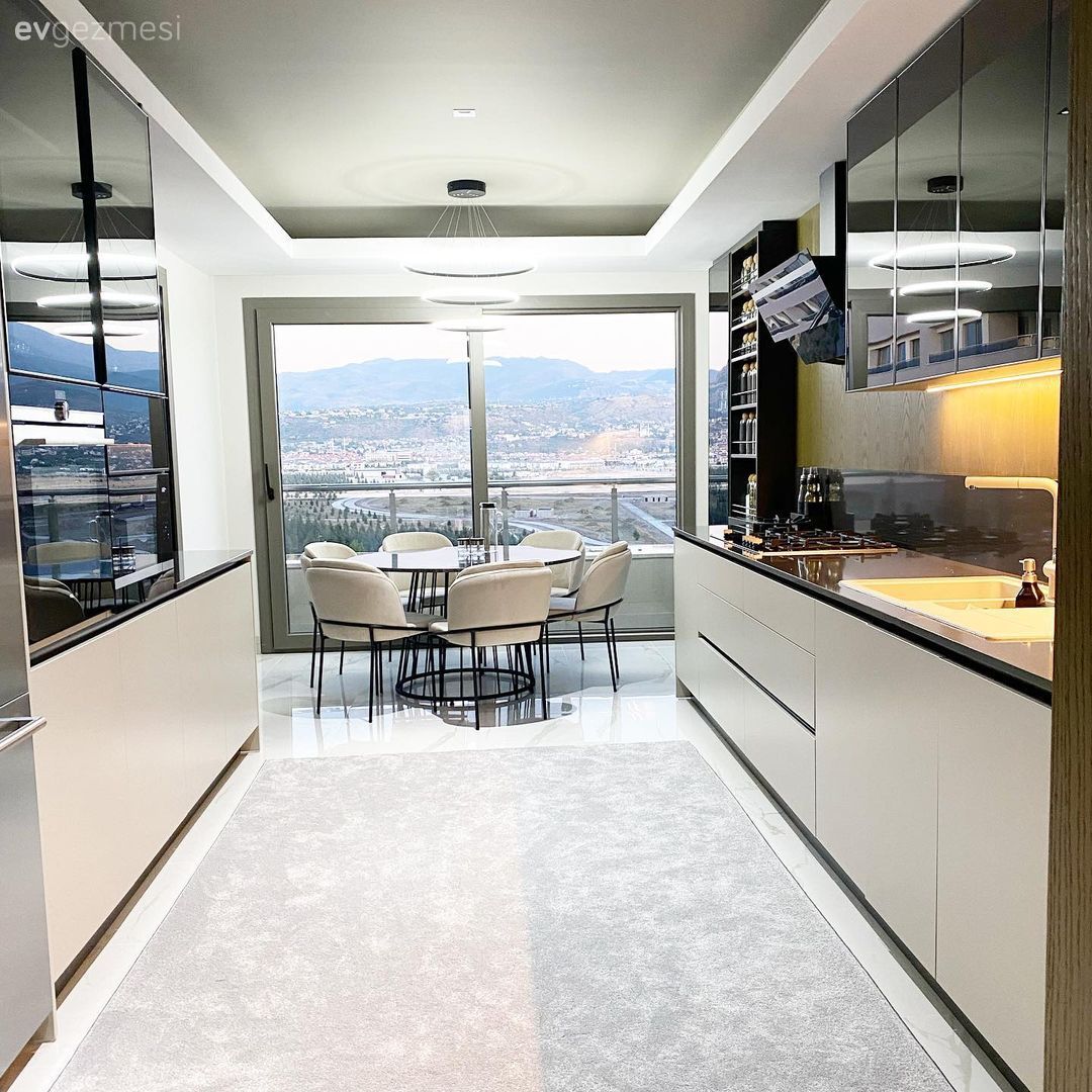 Mutfak, Beyaz mutfak, Siyah tezgah, Mutfak tezgahı, Beyaz, Siyah, Mutfak tezgah arası, Tezgah arası seramik, Davlumbaz, Mutfak zemin seramikleri, Sandalye, Mutfak masası, Mutfak perdesi, Stor perde