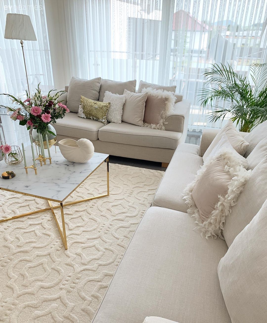 Salon, Modern, Krem, Beyaz, Bej, Koltuk takımı, Berjer, Kırlent, Ev tekstili, Halı, Salon halısı, Cam orta sehpa, Orta sehpa, Lambader, Aydınlatma, Tül perde, Perde, Ev bitkisi, Vazo, Ev Aksesuar, Çiçekler