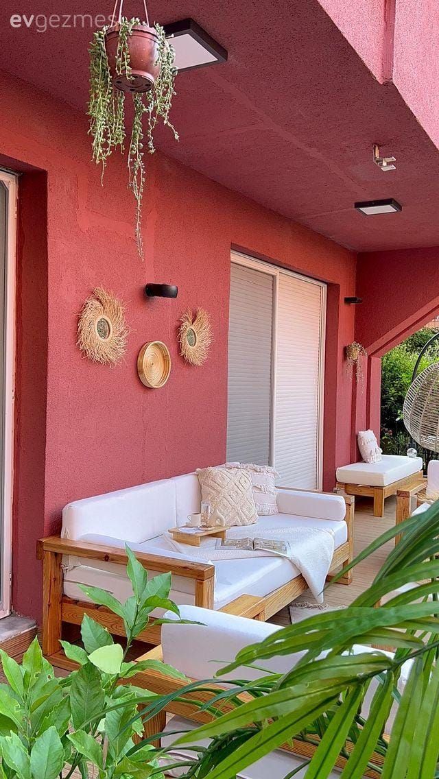 Pembe Duvarlı Bu Bahçe Masalsı Bir Atmosfer Sunmuş!