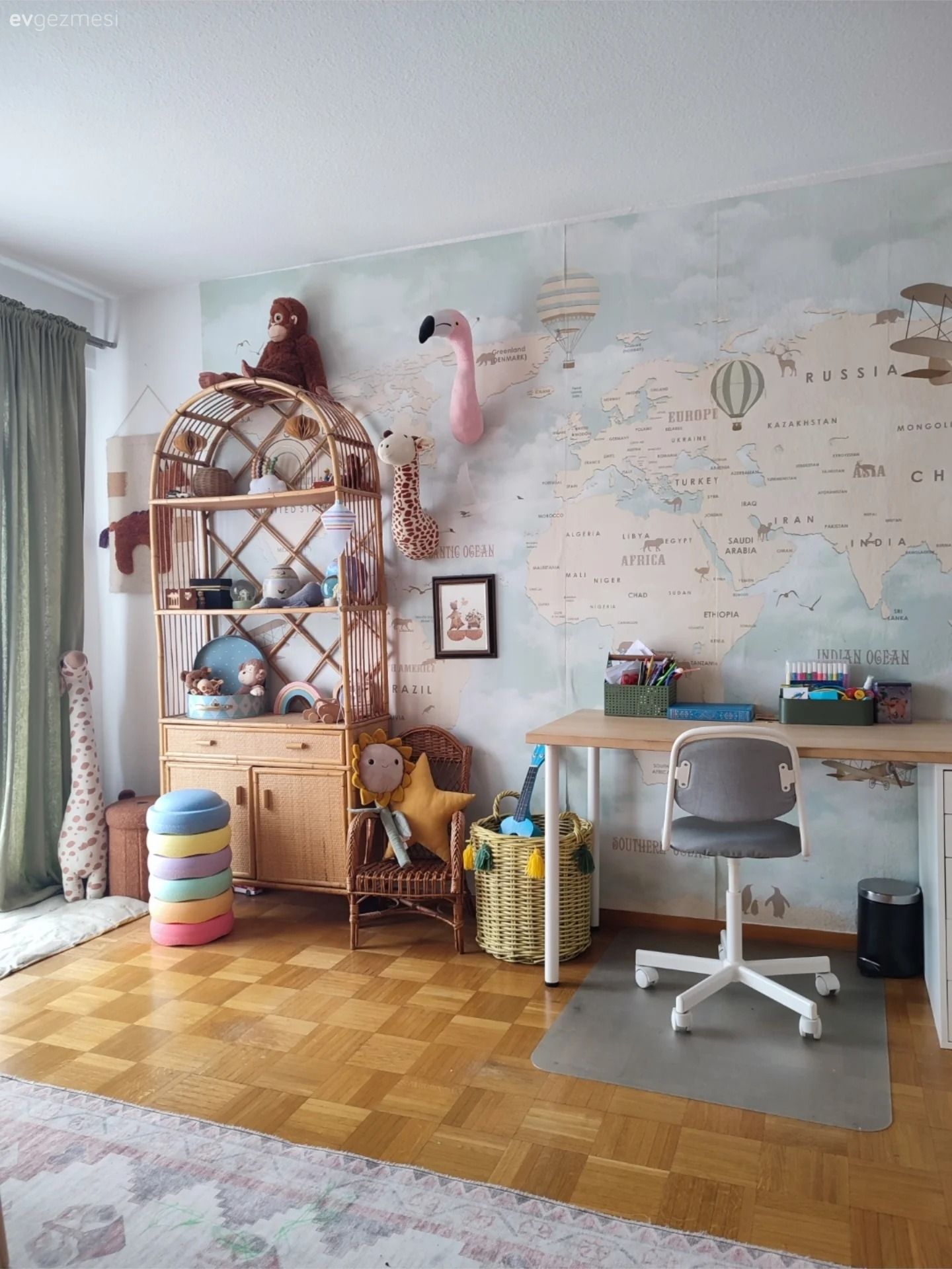 Çalışma odası, Çocuk Odası, Çocuk odası duvar dekorasyonu, Hasır dolap, Çalışma masası, Sandalye, Parke, Halı