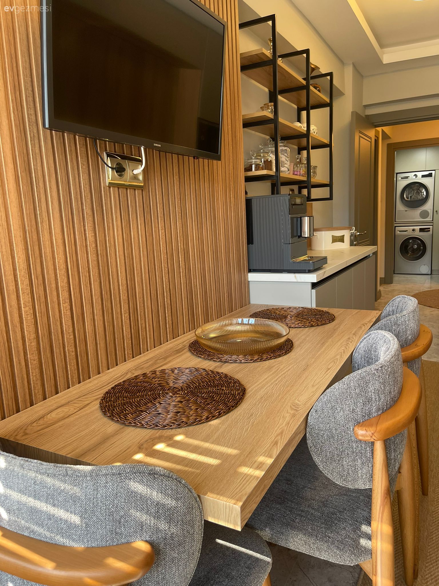 Koridor Tipi Bu Mutfakta İki Duvar da İlgi Çekici Tasarımlarla Dolu!