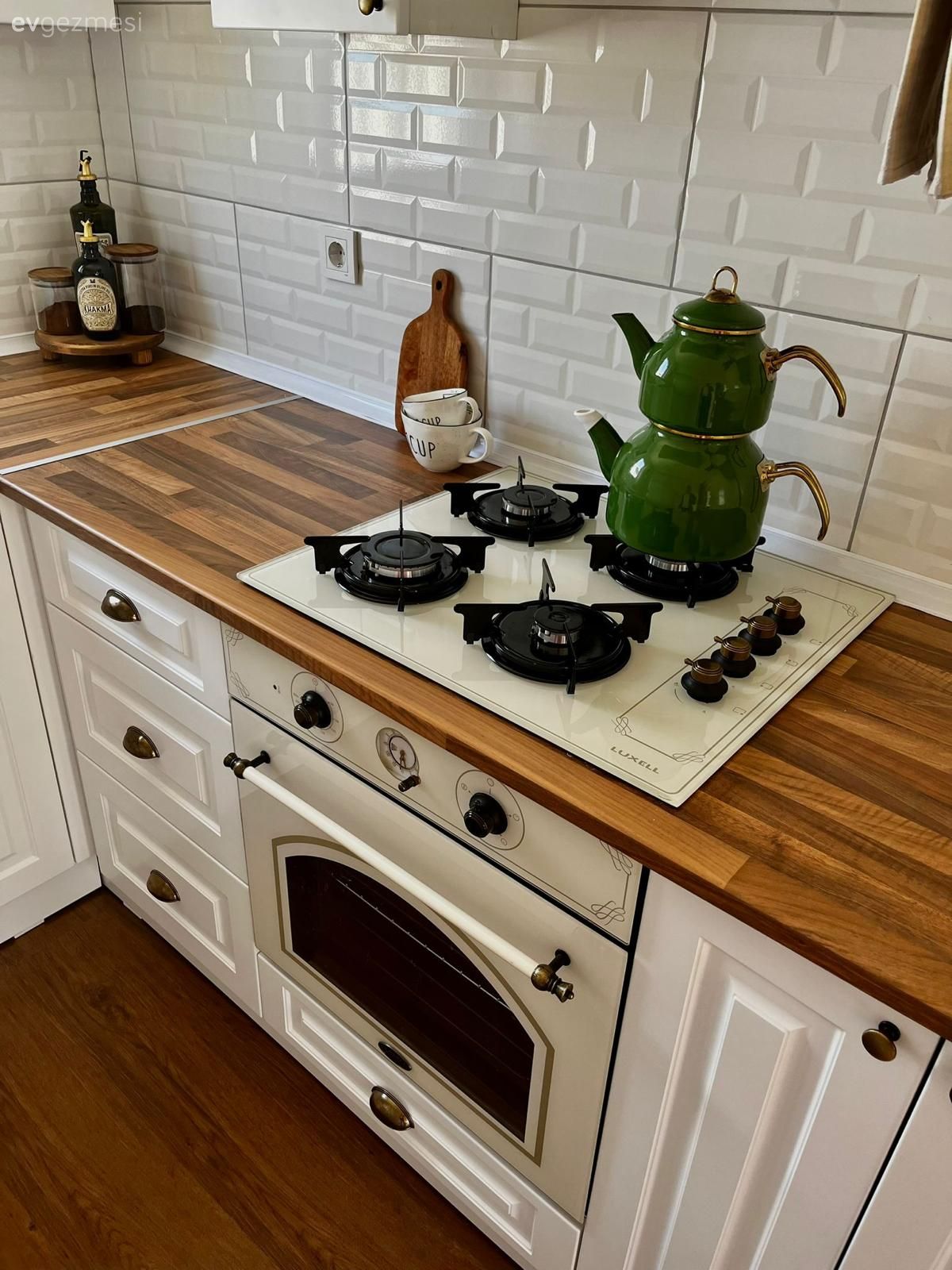 Country, Beyaz, Beyaz ve ahşap mutfak, Mutfak, Ahşap mutfak tezgahı, Mutfak tezgahı, Shaker kapaklı dolaplar, Metro seramik, Seramik, Ankastre, Rustik ankastre, Mutfak aksesuarları