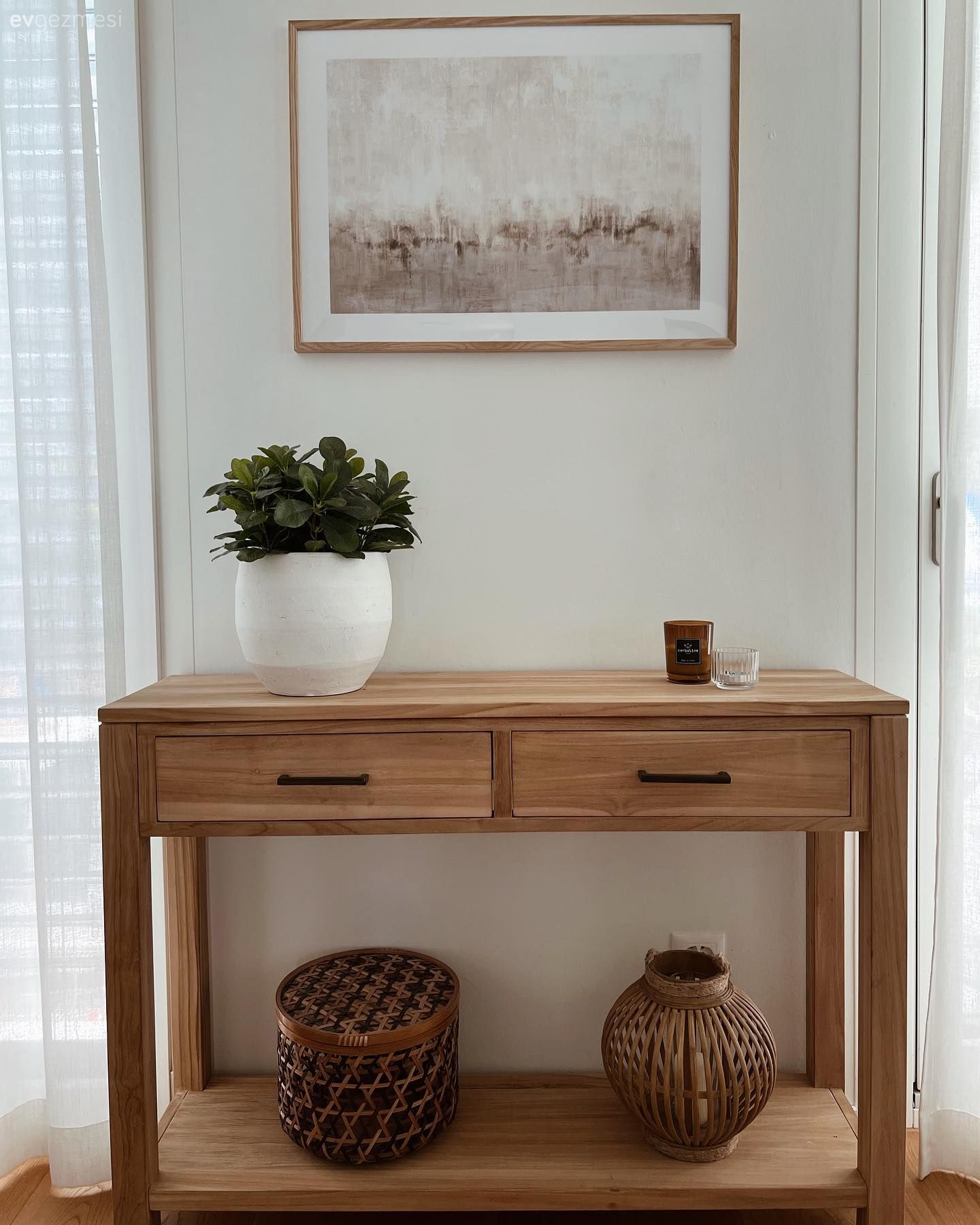 Antre, Dresuar, Ahşap Mobilya, Vazo, Ev Aksesuar, Tablo, Duvar dekorasyonu, Bej, Krem, Ev bitkisi