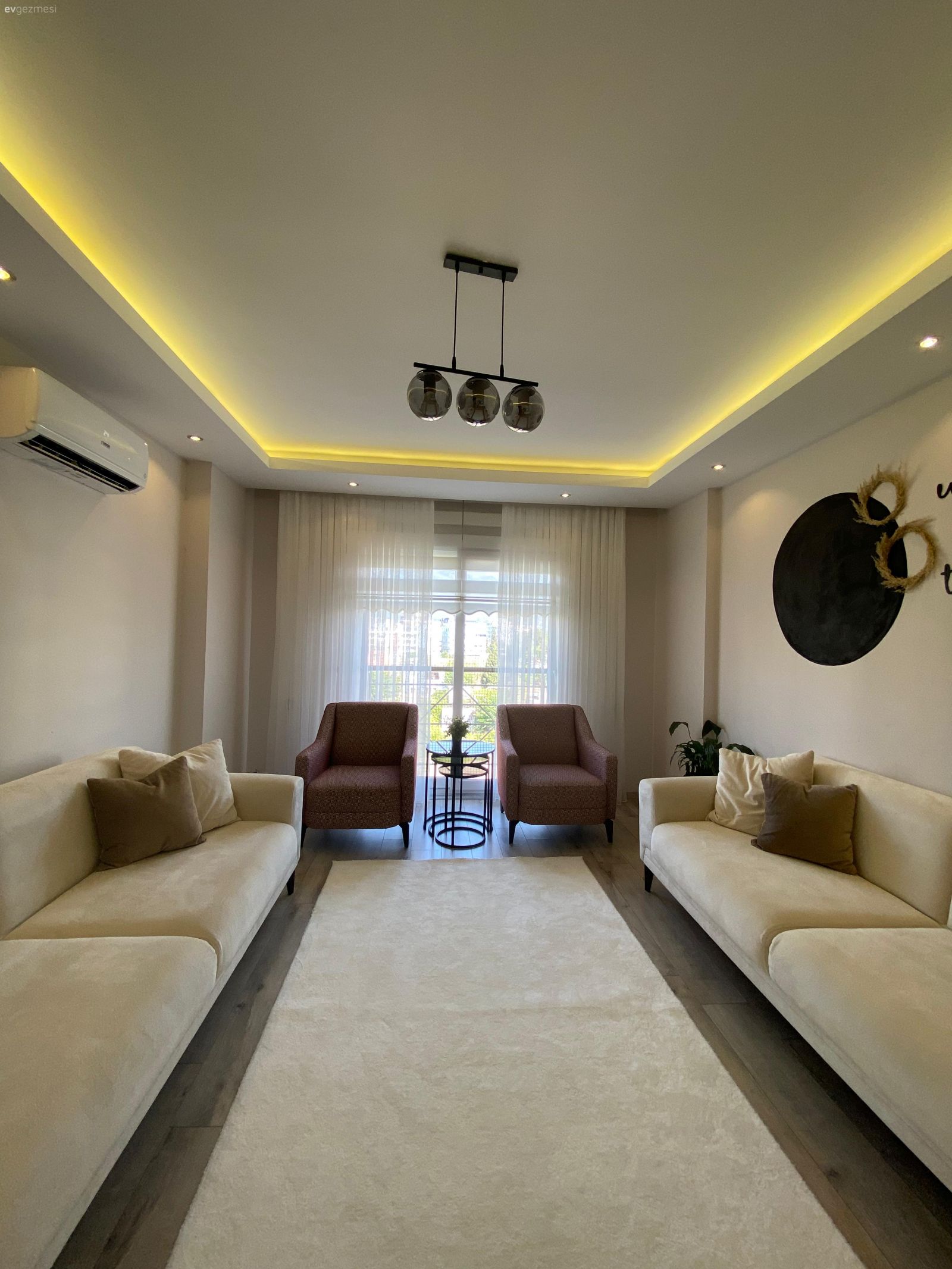 Oturma Odası, Beyaz, Krem, Koltuk takımı, Berjer, Tül perde, Perde, Duvar dekorasyonu, Avize, Aydınlatma, Led aydınlatma, Kırlent, Ev tekstili, Halı, Salon halısı, Yan sehpa, Sehpa, Modern