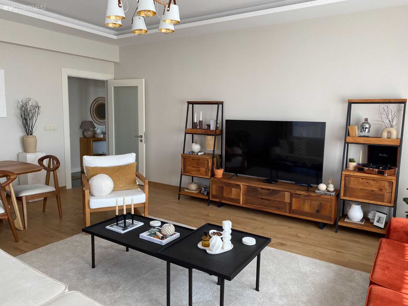 Salon, Modern, Bohem Dekorasyon, Turuncu, Beyaz, Krem, Bej, Halı, Salon halısı, Avize, Aydınlatma, Salon avizesi, Orta sehpa, Sehpa, Tv ünitesi, Tv ünitesi aksesuarları, Ev Aksesuar, Dekoratif Objeler, Kırlent, Ev tekstili, Berjer, Ahşap Mobilya
