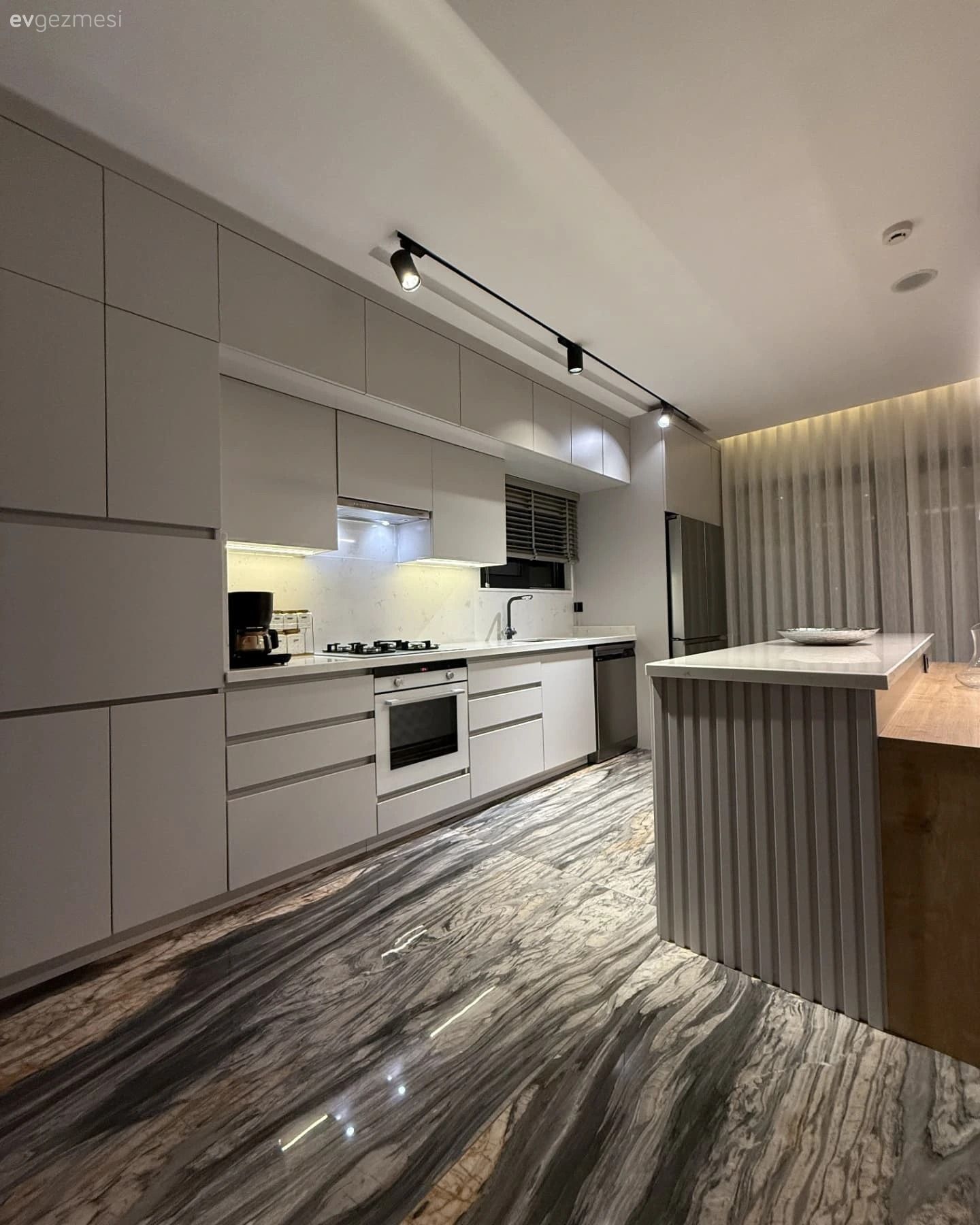 Kademeli Kulpsuz Dolaplar Bu Mutfağın Akıcı Görünmesini Sağlamış