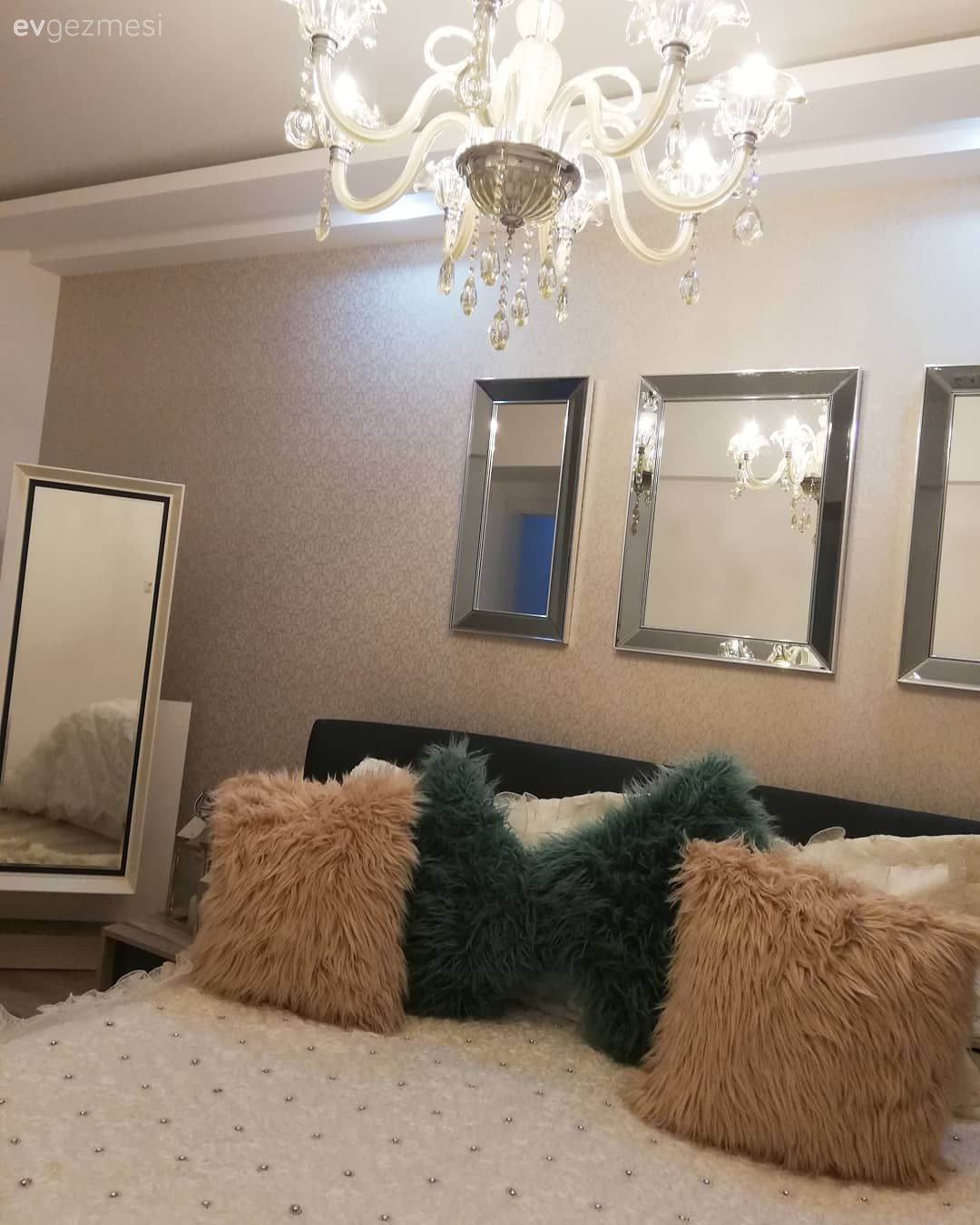 Kırmızıyla Canlanan Bu Evde Hem Işıltı Hem De Dinginlik Bir Arada!