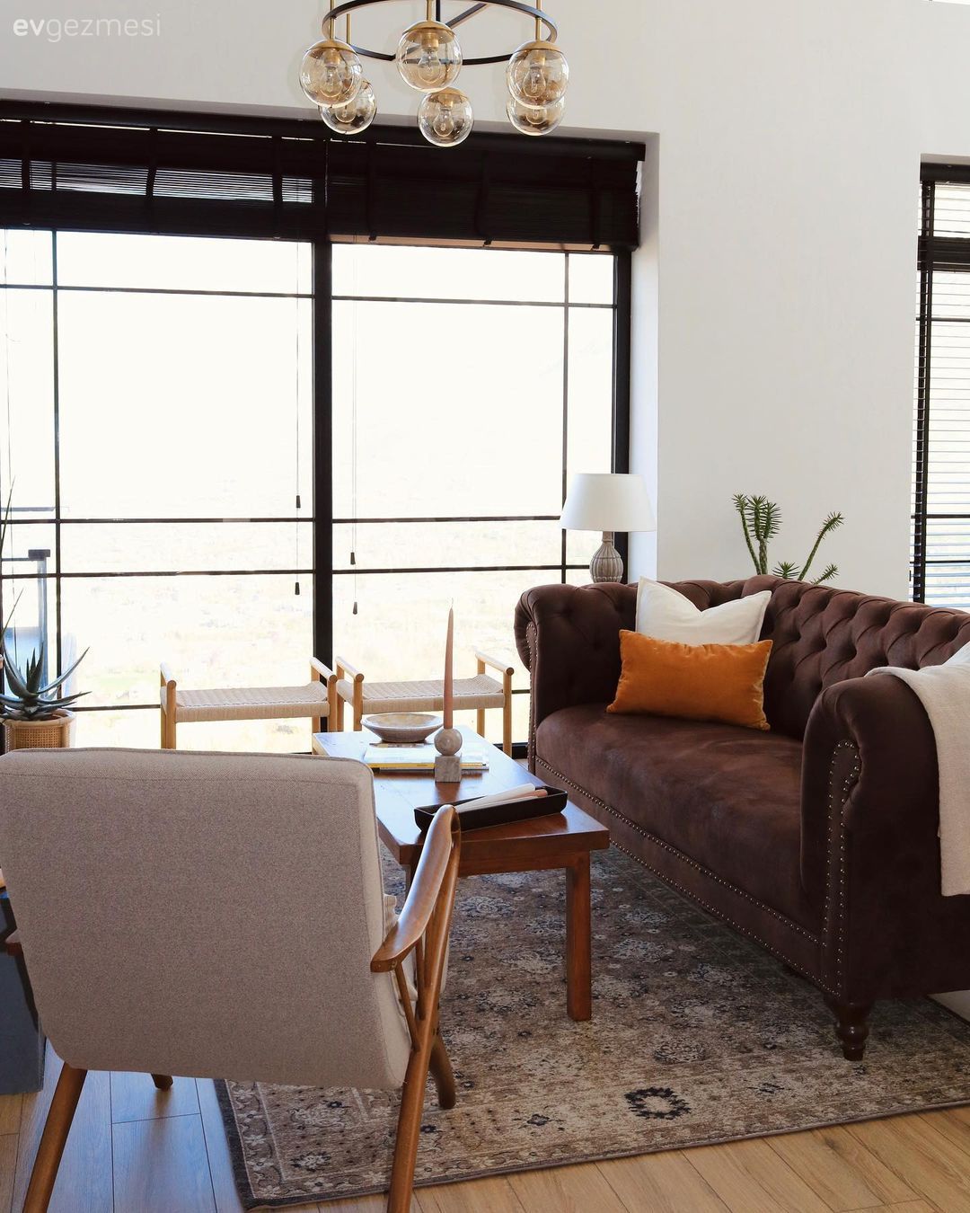 Salon, Dubleks evler, Kahverengi, Bej, Krem, Hardal, Kırlent, Ev tekstili, Vizon, Modern chesterfield, Ahşap Mobilya, Orta sehpa, Sehpa, Berjer, Halı, Salon halısı, Jaluzi, Manzaralı evler