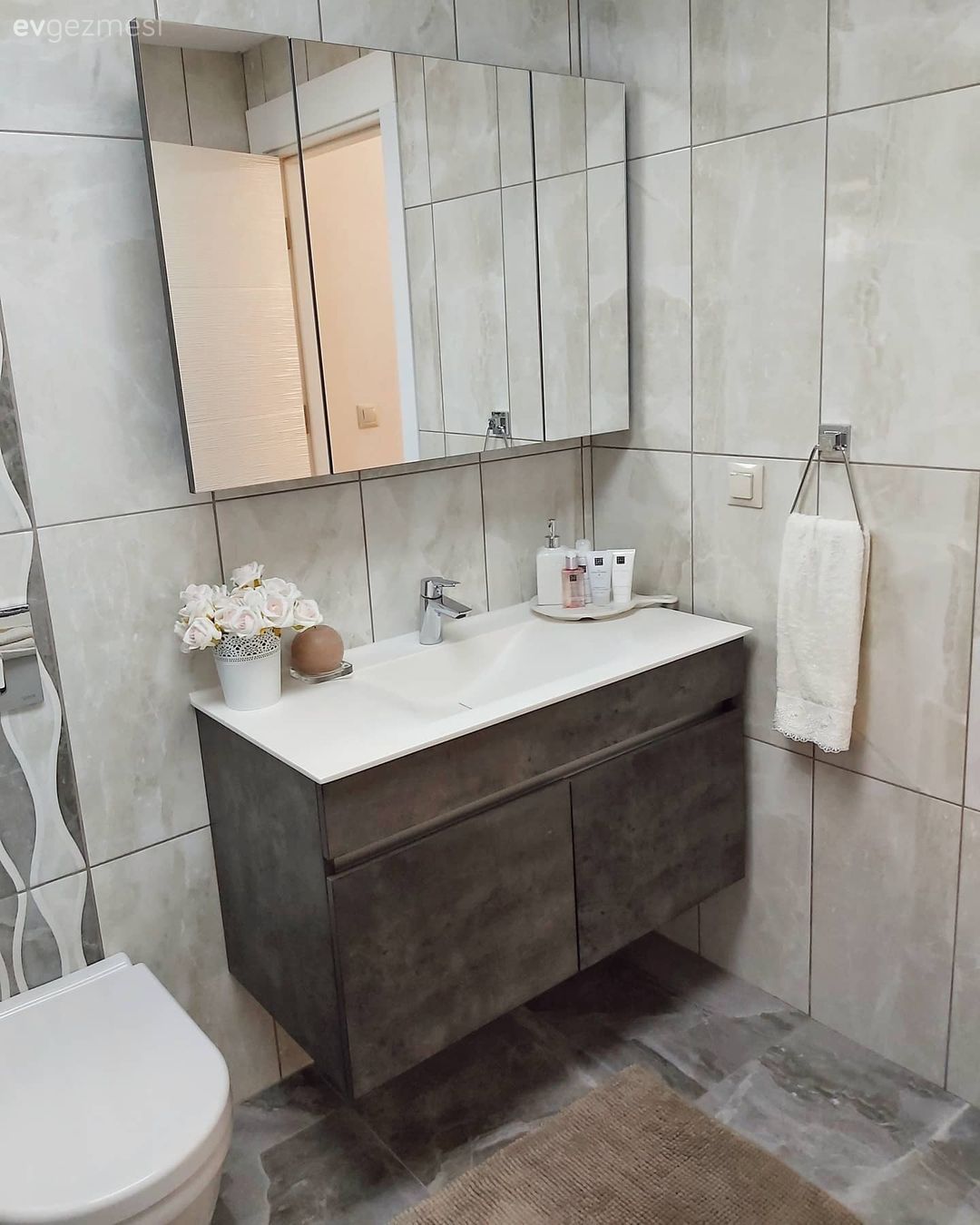 Banyo, Modern banyo, Beyaz, Banyo seramikleri, Banyo aynası, Banyo dolabı