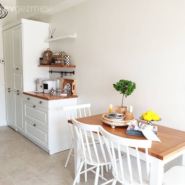 Mutfak, Beyaz ve ahşap mutfak, Shaker kapaklı dolaplar, Ekstra mutfak dolabı, Kahve köşesi, Sandalye, Mutfak masası, Beyaz, Mutfak rafı