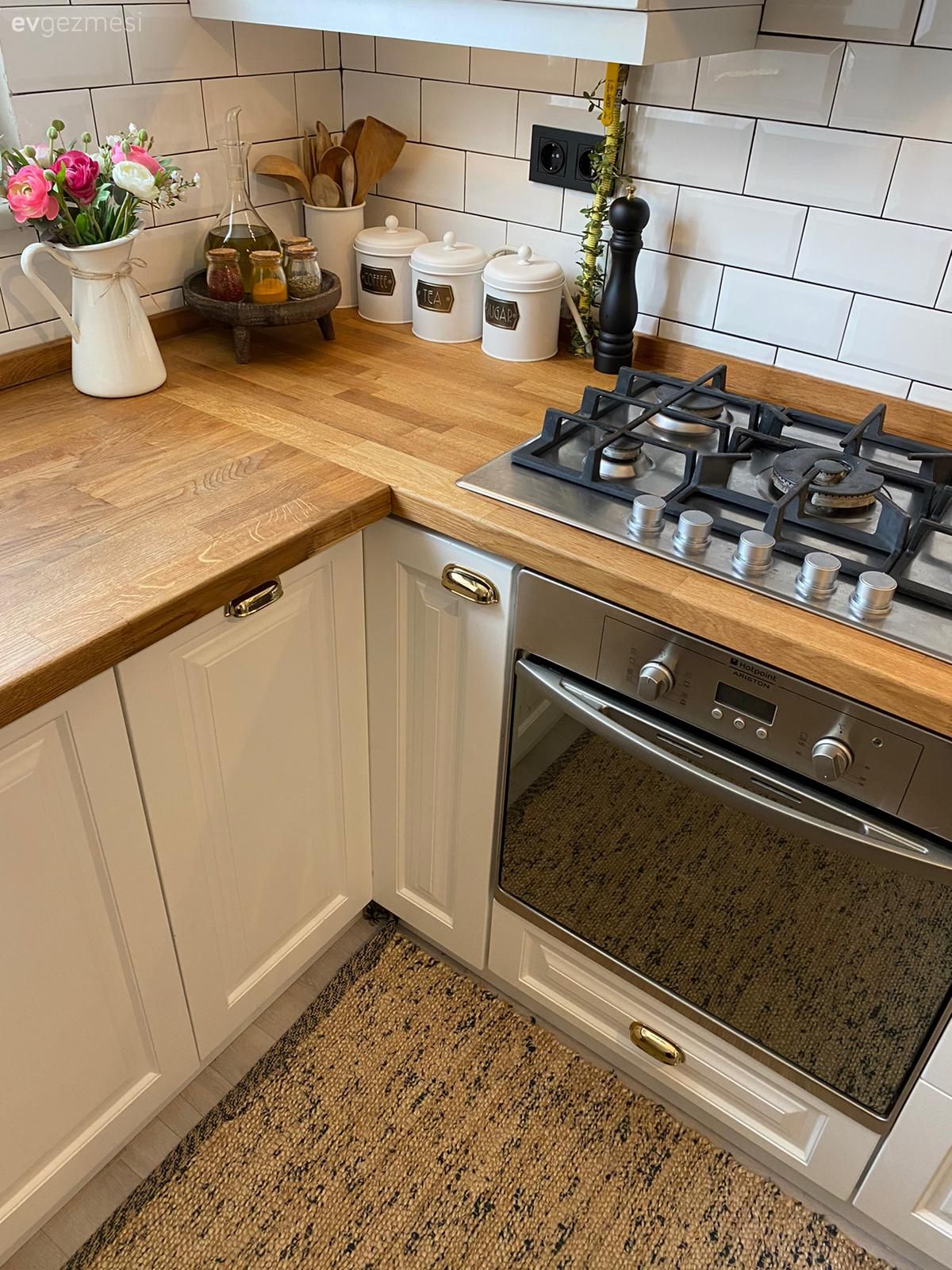 Mutfak, Beyaz ve ahşap mutfak, Beyaz, Ahşap mutfak tezgahı, Mutfak tezgahı, Metro seramik, Seramik, Ankastre, Shaker kapaklı dolaplar, Mutfak halısı