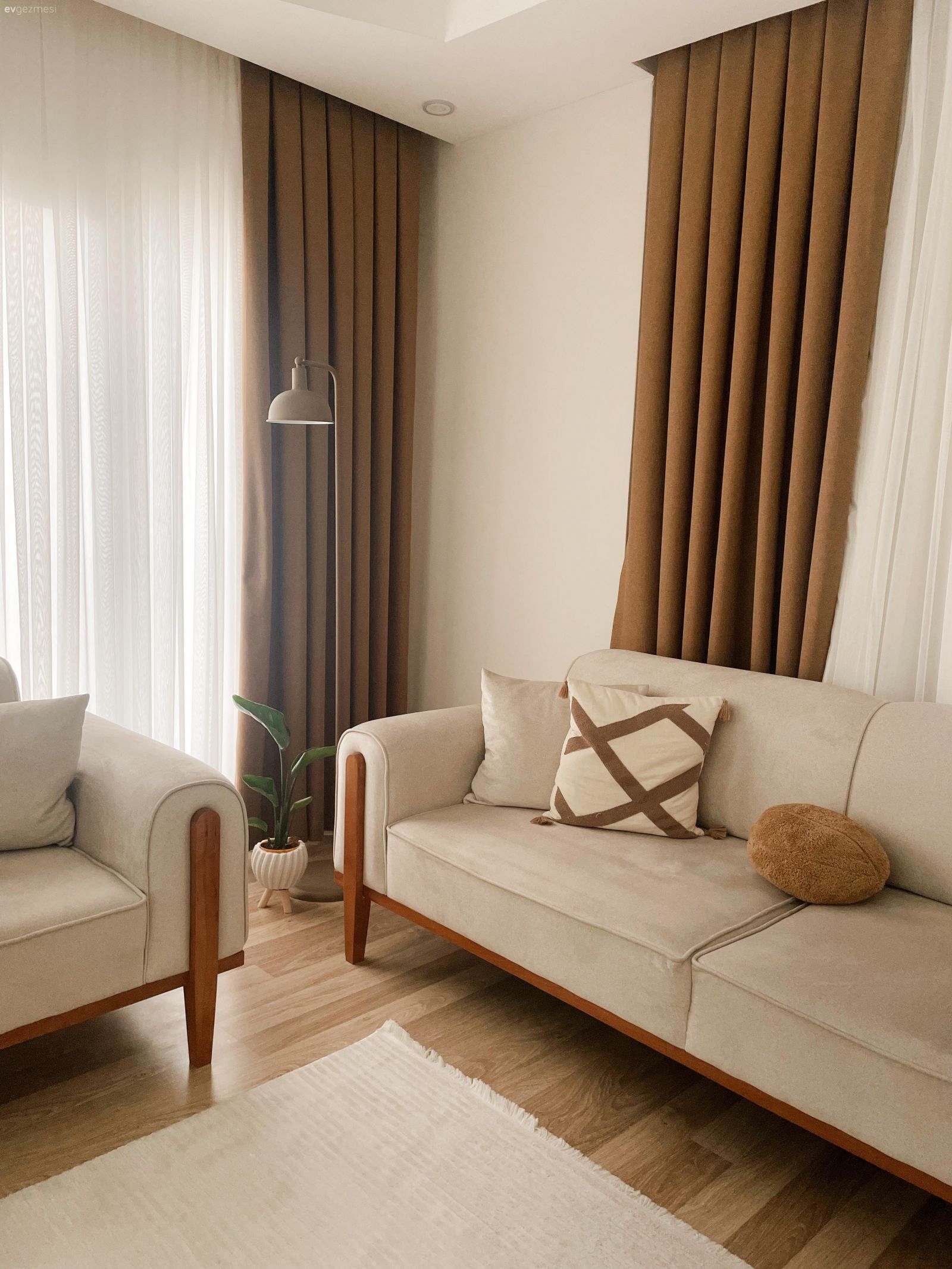 Bu Modern Evde Her Zamana Uyum Sağlayan Parçalar Var