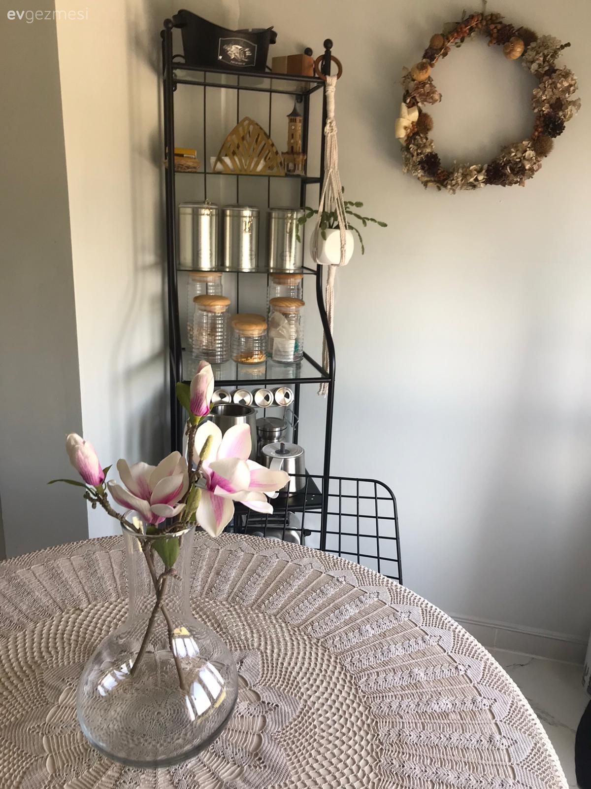 Mutfak masası, Mutfak rafı, Mutfak, Masa örtüsü, Ev tekstili, Vazo, Ev Aksesuar, Çiçekler