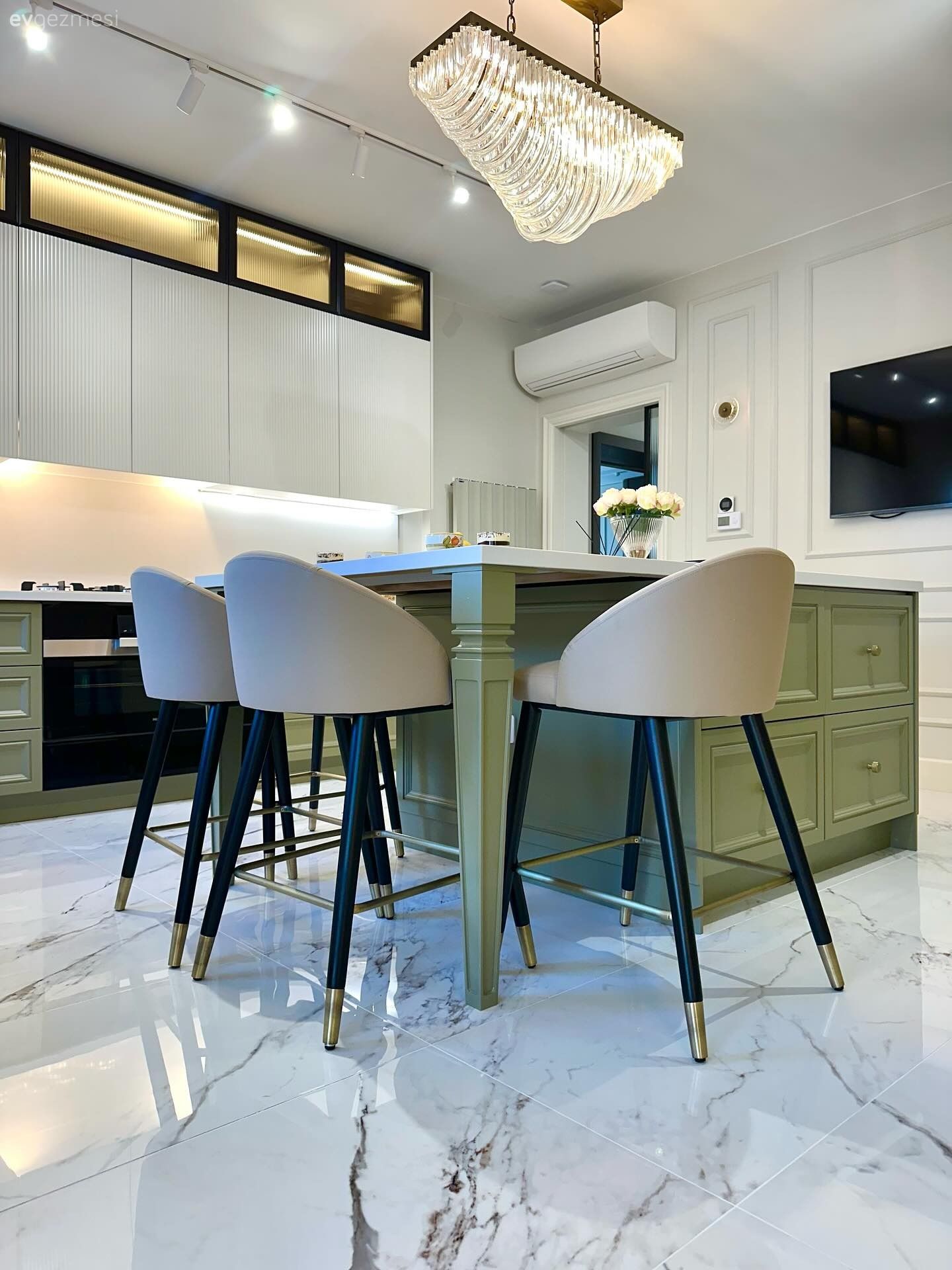 Yeşilin Belirgin Olduğu Bu Mutfakta Zıtlıkların Uyumu Var