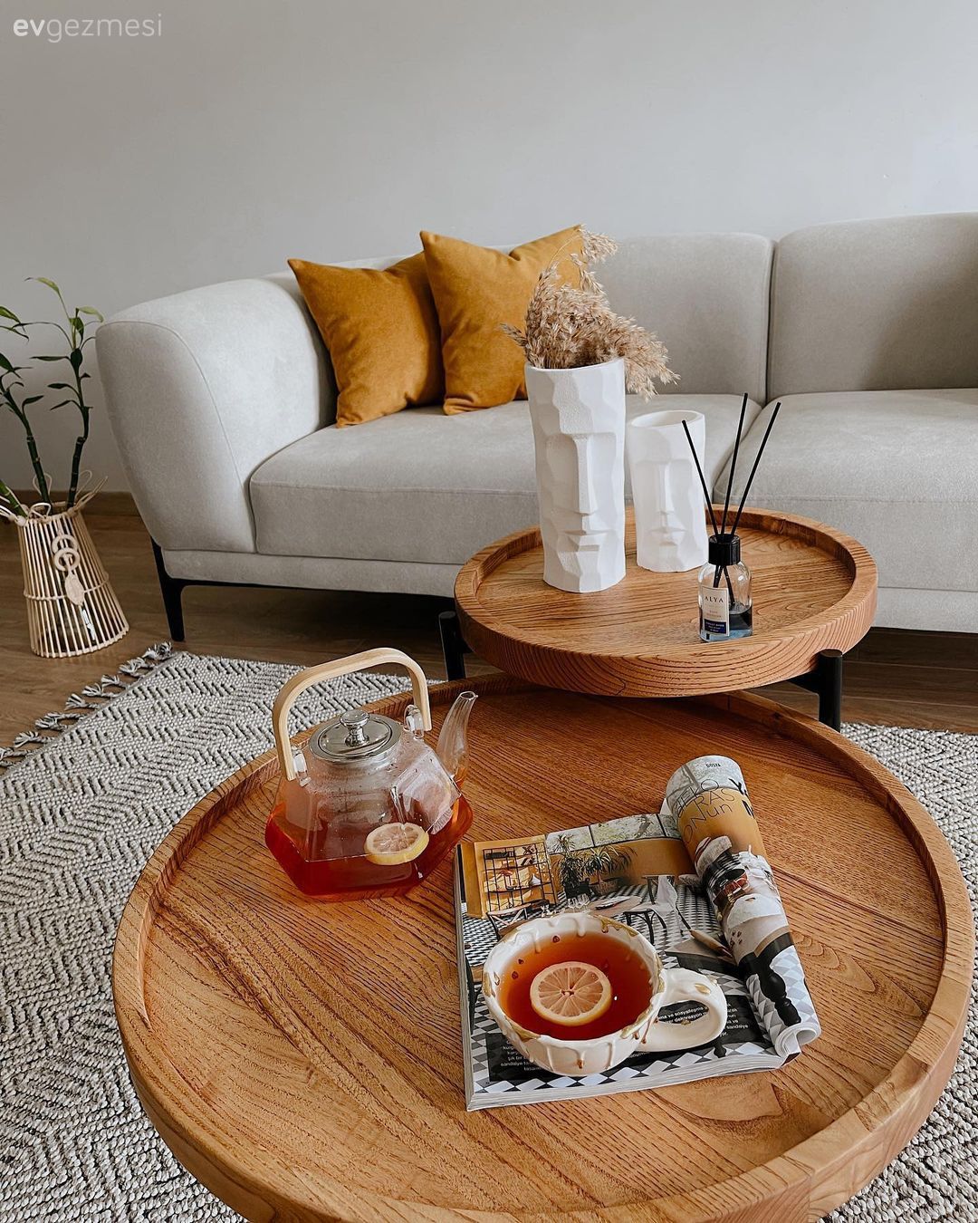 Hardal, Bej, Ahşap Mobilya, Kırlent, Ev tekstili, Halı, Salon halısı, Orta sehpa, Sehpa, Ev bitkisi