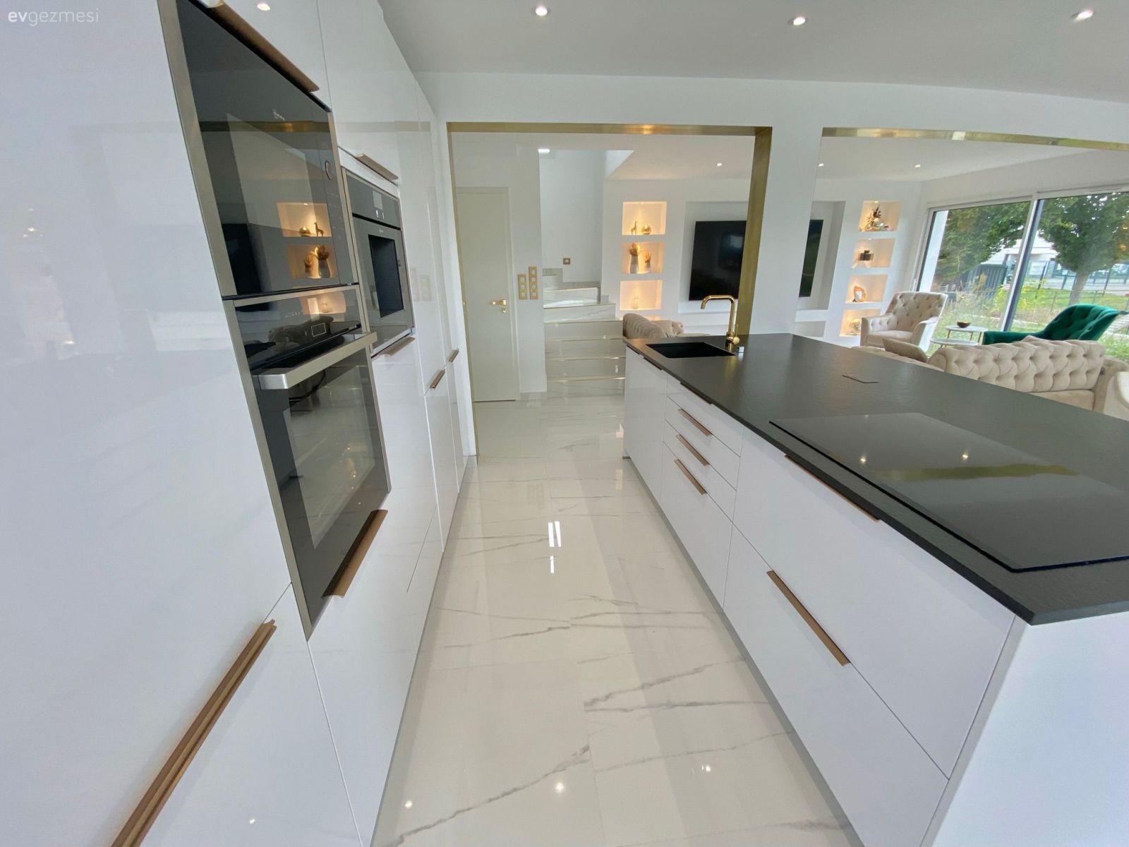 Mutfak, Beyaz, Siyah, Modern mutfak, Mutfak tezgahı, Siyah tezgah, Ankastre, Zemin seramikleri, Spot aydınlatma, Aydınlatma, Altın