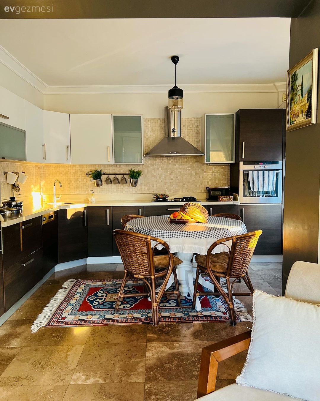 Mutfak, Rustik mutfak, Gri, Antrasit  , Beyaz, Mutfak tezgahı, Mutfak tezgah arası, Tezgah arası seramik, Mutfak masası, Sandalye, Hasır sandalye, Mutfak halısı, Mutfak aksesuarları, Davlumbaz, El dokuma halı, Halı, Parke