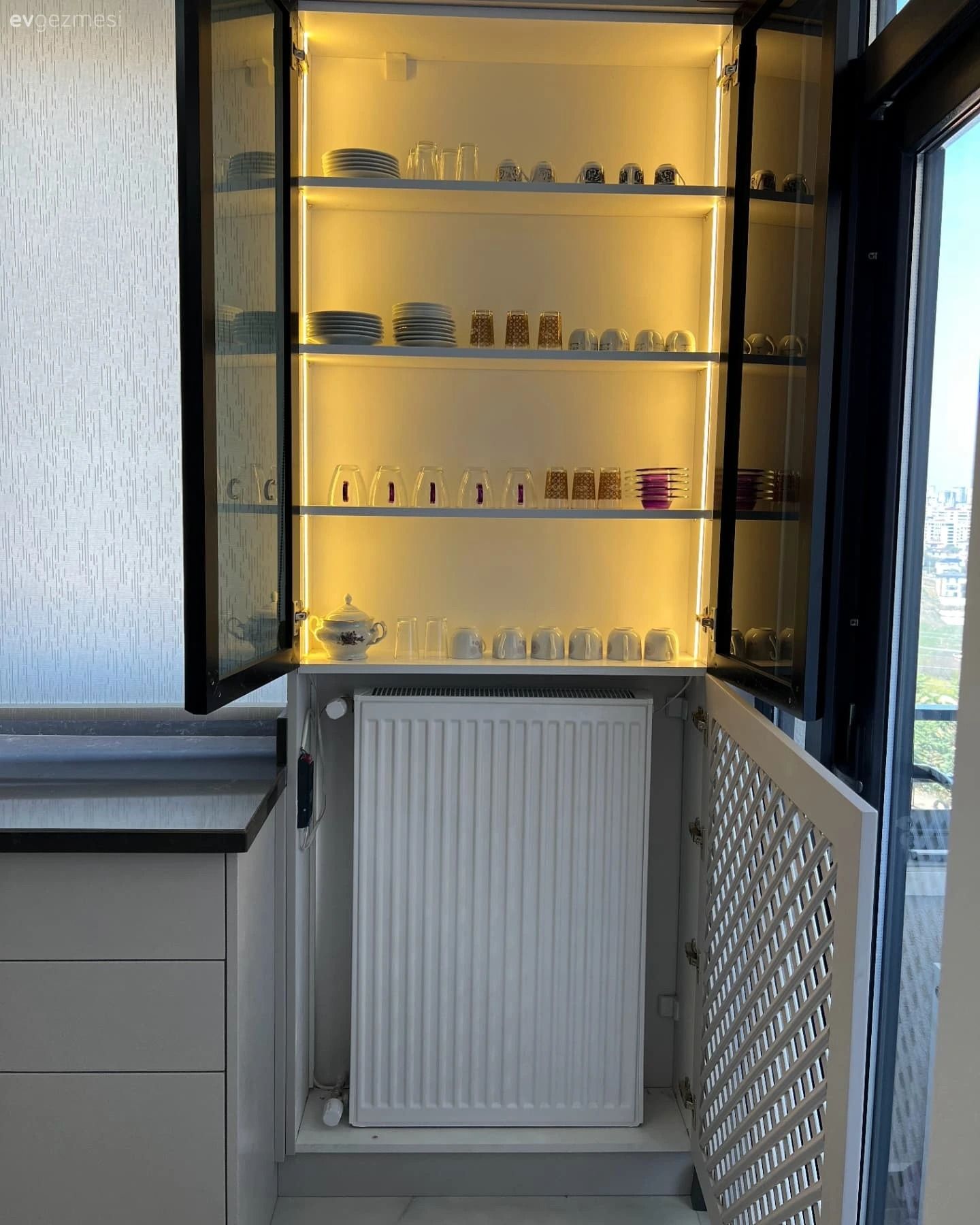 Siyah, Beyaz, Cam kapaklı dolap