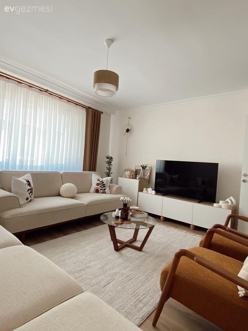 Salon, Modern, Bohem Dekorasyon, Beyaz, Bej, Kahverengi, Fon perde, Perde, Tül perde, Koltuk takımı, Cam orta sehpa, Orta sehpa, Halı, Berjer, Tv ünitesi, Tv ünitesi aksesuarları, Ev Aksesuar, Salon halısı, Avize, Aydınlatma