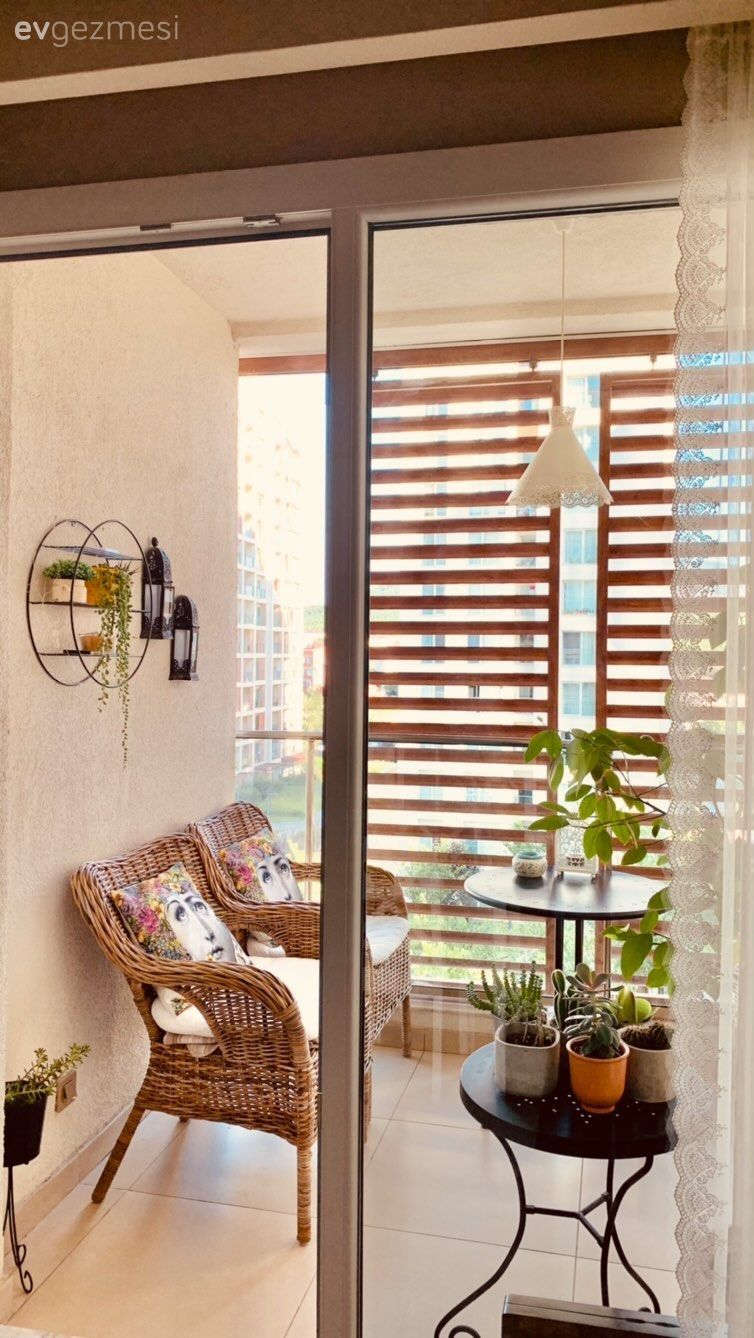 Balkon, Balkon masası, Hasır sandalye, Kırlent, Ev tekstili, Balkon perdesi, Balkon duvar dekorasyonu, Ev bitkisi