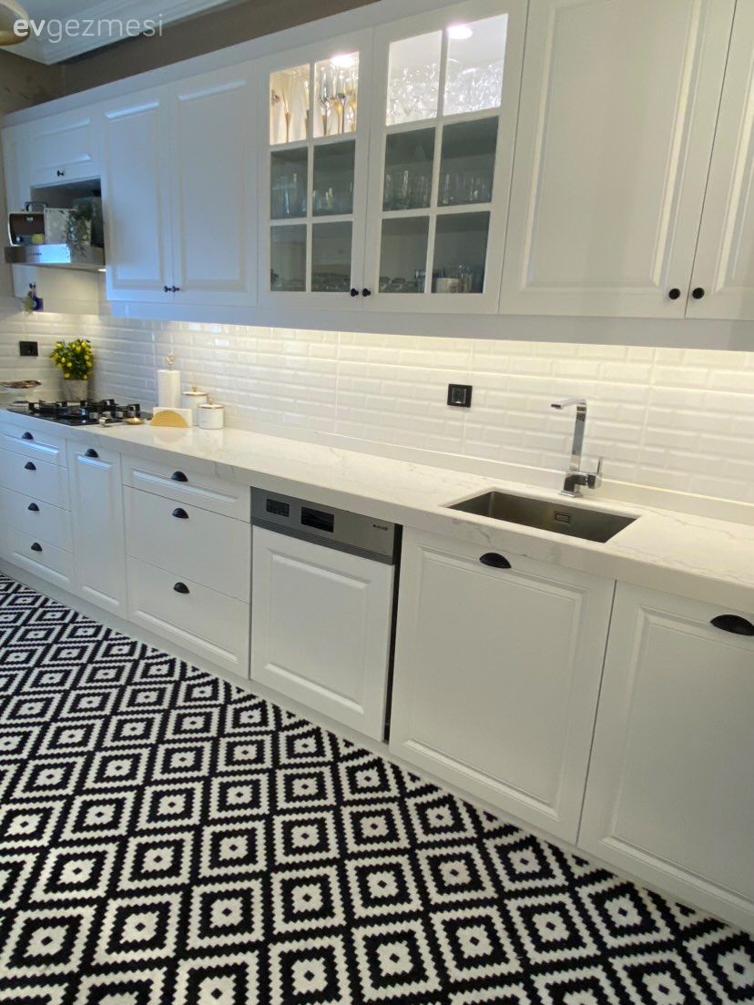 Mutfak, Beyaz, Siyah, Shaker kapaklı dolaplar, Mutfak tezgahı, Siyah tezgah, Mutfak tezgah arası, Tezgah arası seramik, Ankastre, Mutfak halısı, Desenler, Mutfak Avize Modelleri, Ekstra mutfak dolabı