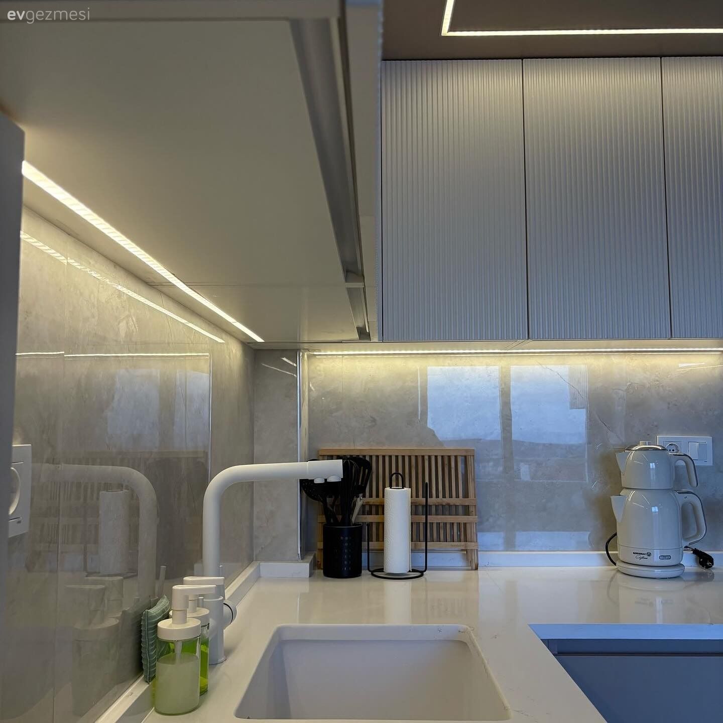 Lambri Kapakların Kullanıldığı Bu Mutfak Trend Seçimlerle Dolu