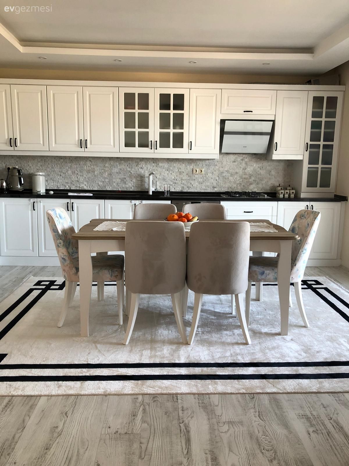 Mutfak, Beyaz mutfak, Shaker kapaklı dolaplar, Mutfak tezgahı, Mutfak tezgah arası, Mutfak masası, Sandalye, Mutfak halısı, Beyaz, Siyah, Davlumbaz