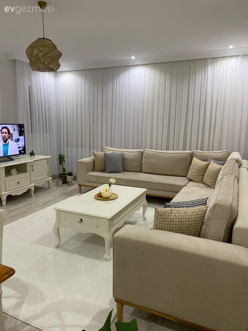 Salon, Modern, Krem, Bej, Beyaz, Köşe koltuk, Koltuk takımı, Tablo, Duvar dekorasyonu, Halı, Salon halısı, Tül perde, Perde, Orta sehpa, Sehpa, Yemek masası, Avize, Aydınlatma, Salon avizesi, Tv ünitesi