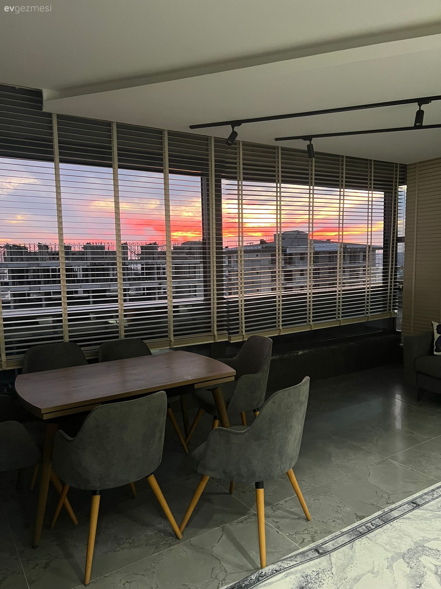 Kapalı balkon, Gri, Beyaz, Bej, Jaluzi, Balkon masası, Sandalye