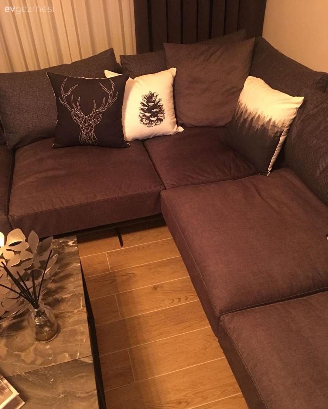 Salon, Köşe koltuk, Koltuk takımı, Uzanma koltuklu köşe, Kırlent, Ev tekstili, Antrasit  , Gri, Fon perde, Perde, Tül perde, Orta sehpa, Sehpa