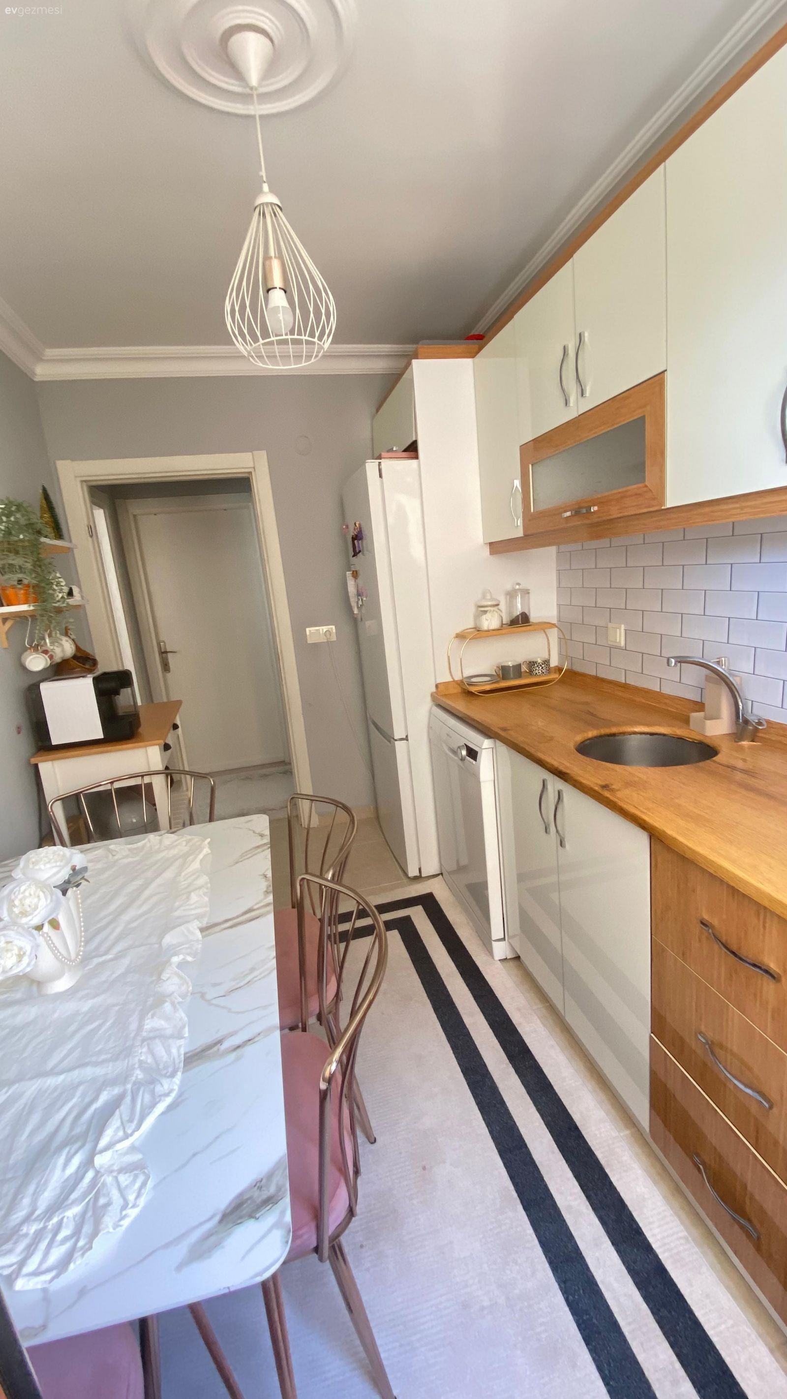 Mutfak, Beyaz ve ahşap mutfak, Mutfak halısı, Mutfak sandalyesi, Mutfak masası