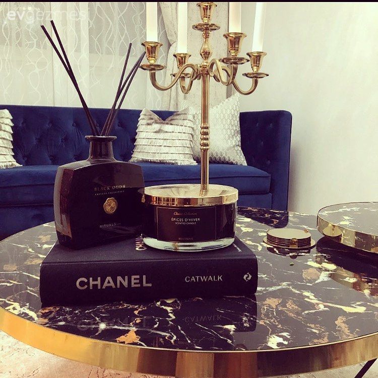 Salon, Klasik, Parlament mavisi, Krem, Beyaz, Koltuk takımı, Halı, Salon halısı, Altın, Fon perde, Perde, Tül perde, Sehpa, Orta sehpa, Ev Aksesuar, Dekoratif Objeler, Şamdan, Kırlent, Ev tekstili, Sehpa üstü aksesuarı, Siyah