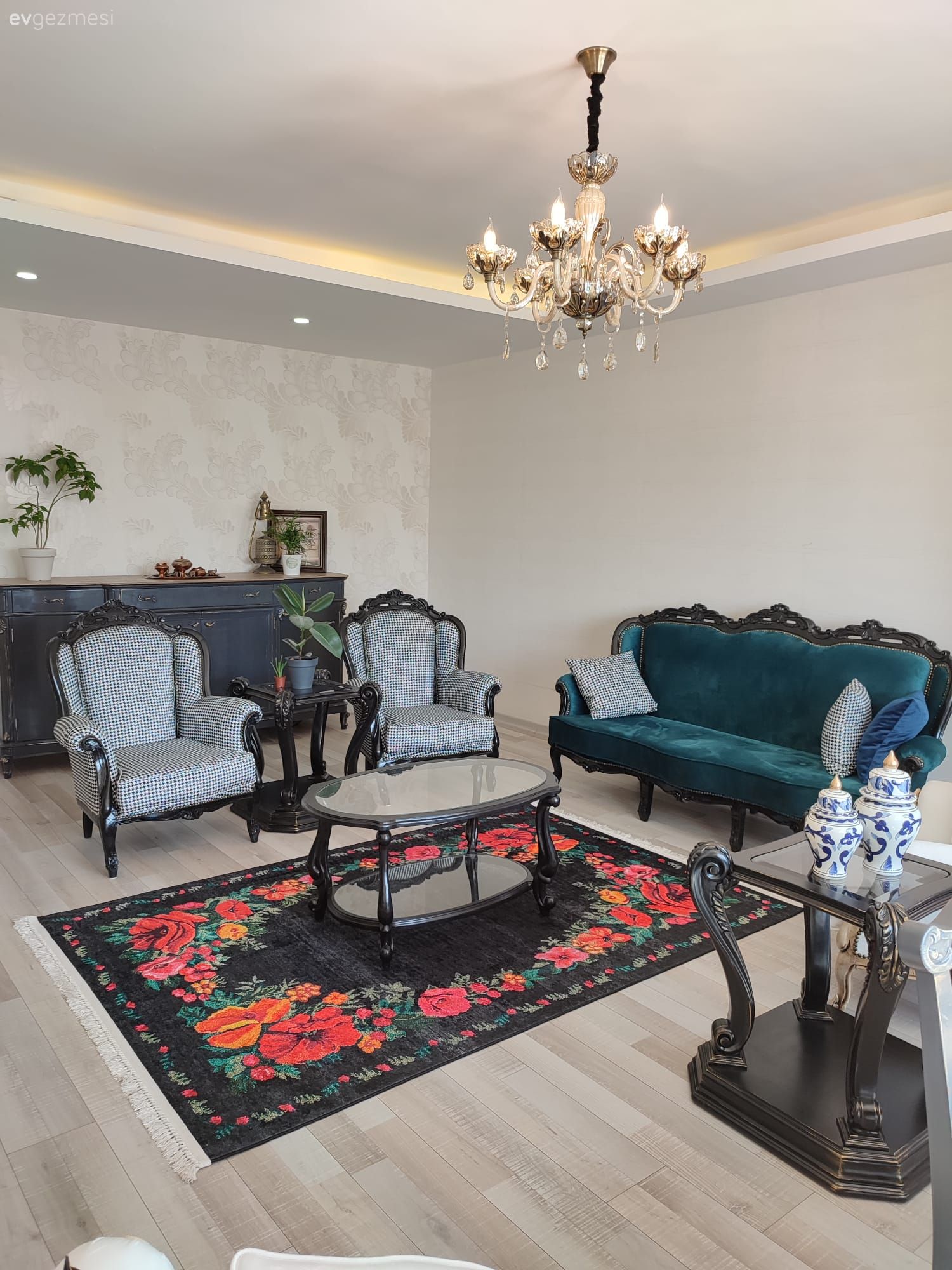 Mağaza Vitrini Gibi Görünmek İstemeyen Bu Ev Eskilere Hayat Vermiş!