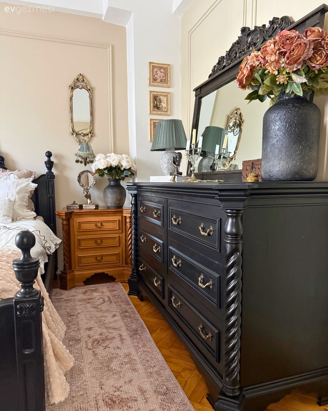 Yatak Odası, Country, Ahşap Mobilya, Masif ahşap, Duvar çıtalama, Yatak başlığı, Yatak örtüsü, Avize, Aydınlatma, Yatak odası avizesi, Halı, Salon halısı, Dekoratif Objeler, Komodin, Ayna, Duvar dekorasyonu, Vazo, Ev Aksesuar, Abajur