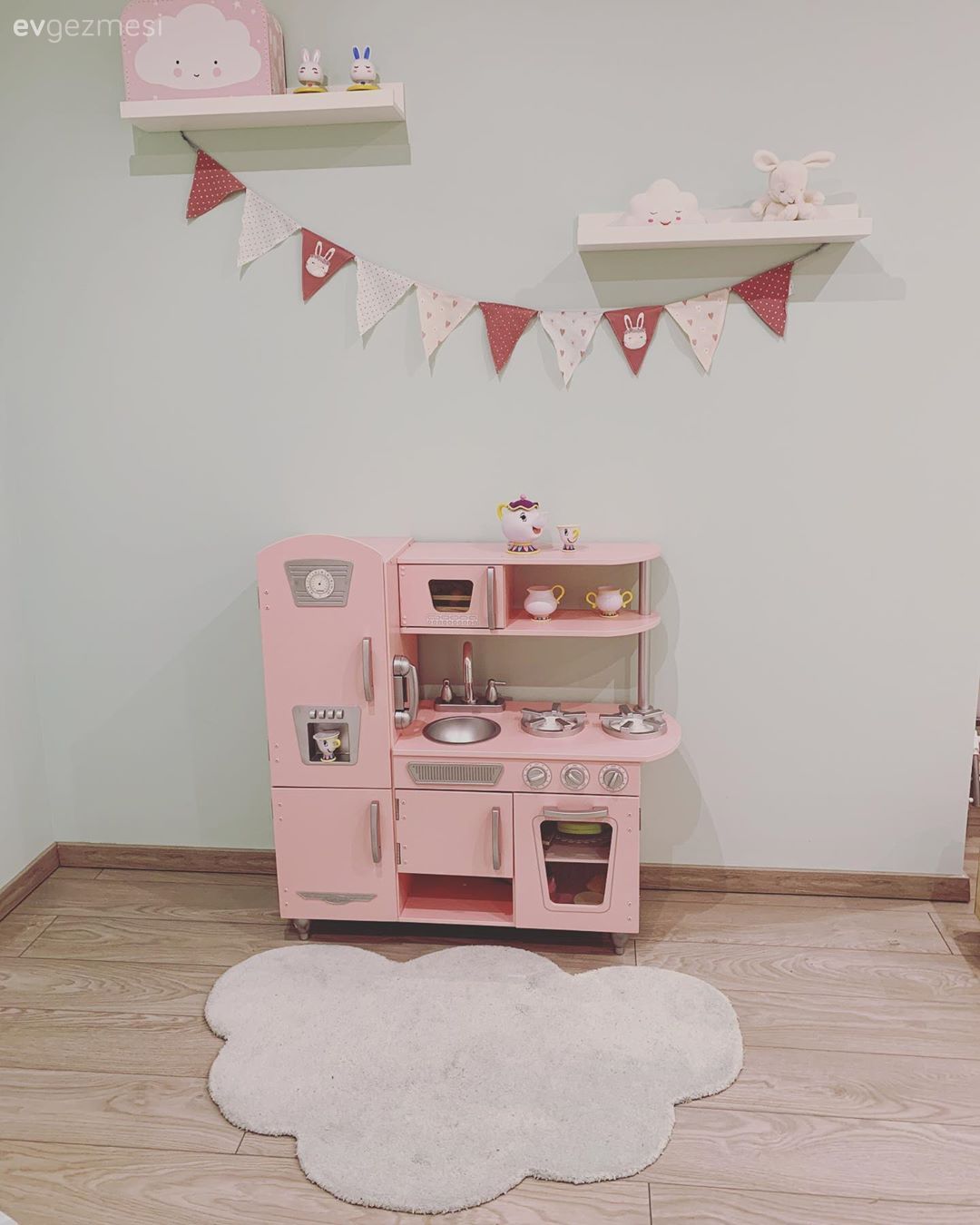 Ev Gezmesi: Endüstriyel Detayları İçine Alan Bir Dekor