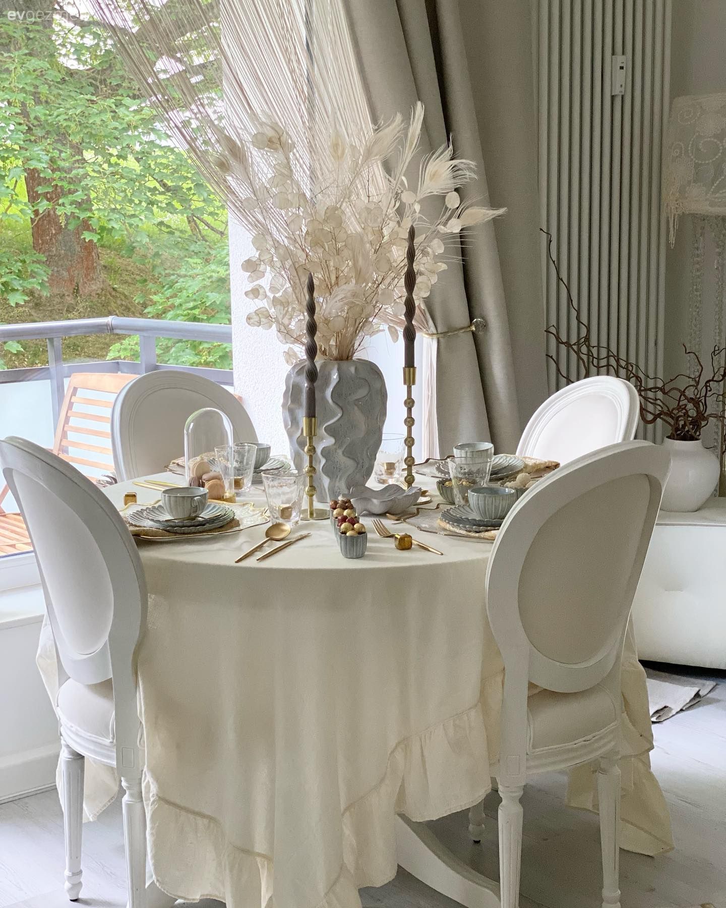 Beyaza Aşık Bu Dekorda Yuvarlak Formlu Parçalar da Pek Kıymetli!