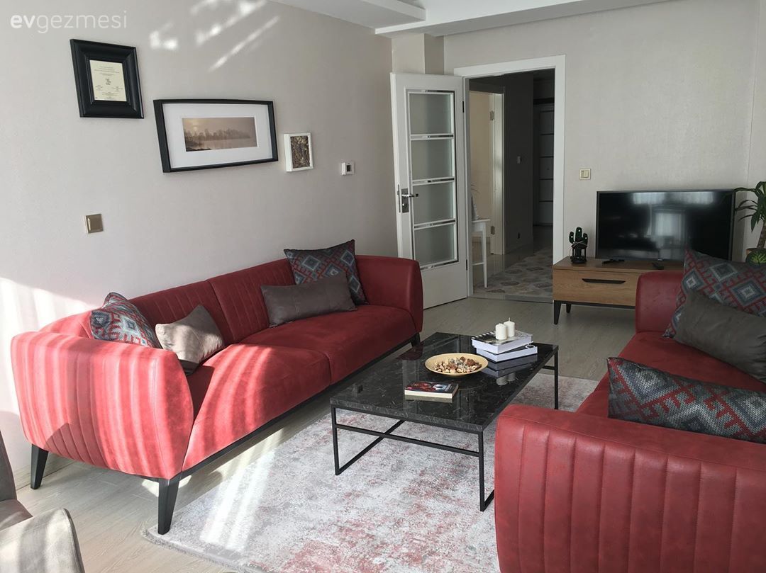Salon, Kırmızı, Siyah, Modern rustik, Koltuk takımı, Ahşap Mobilya, Beyaz, Halı, Salon halısı, Tv ünitesi, Tv ünitesi aksesuarları, Ev Aksesuar, Tablo, Duvar dekorasyonu, Orta sehpa, Sehpa, Kırlent, Ev tekstili