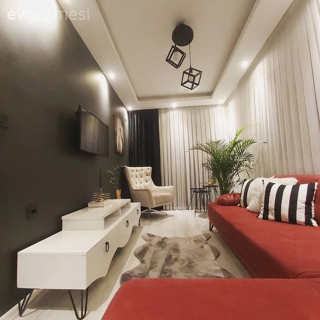 Oturma Odası, Beyaz, Siyah, Kırmızı, Köşe koltuk, Koltuk takımı, Çizgili desen, Desenler, Siyah duvar, Tv ünitesi, Ev bitkisi, Tül perde, Perde