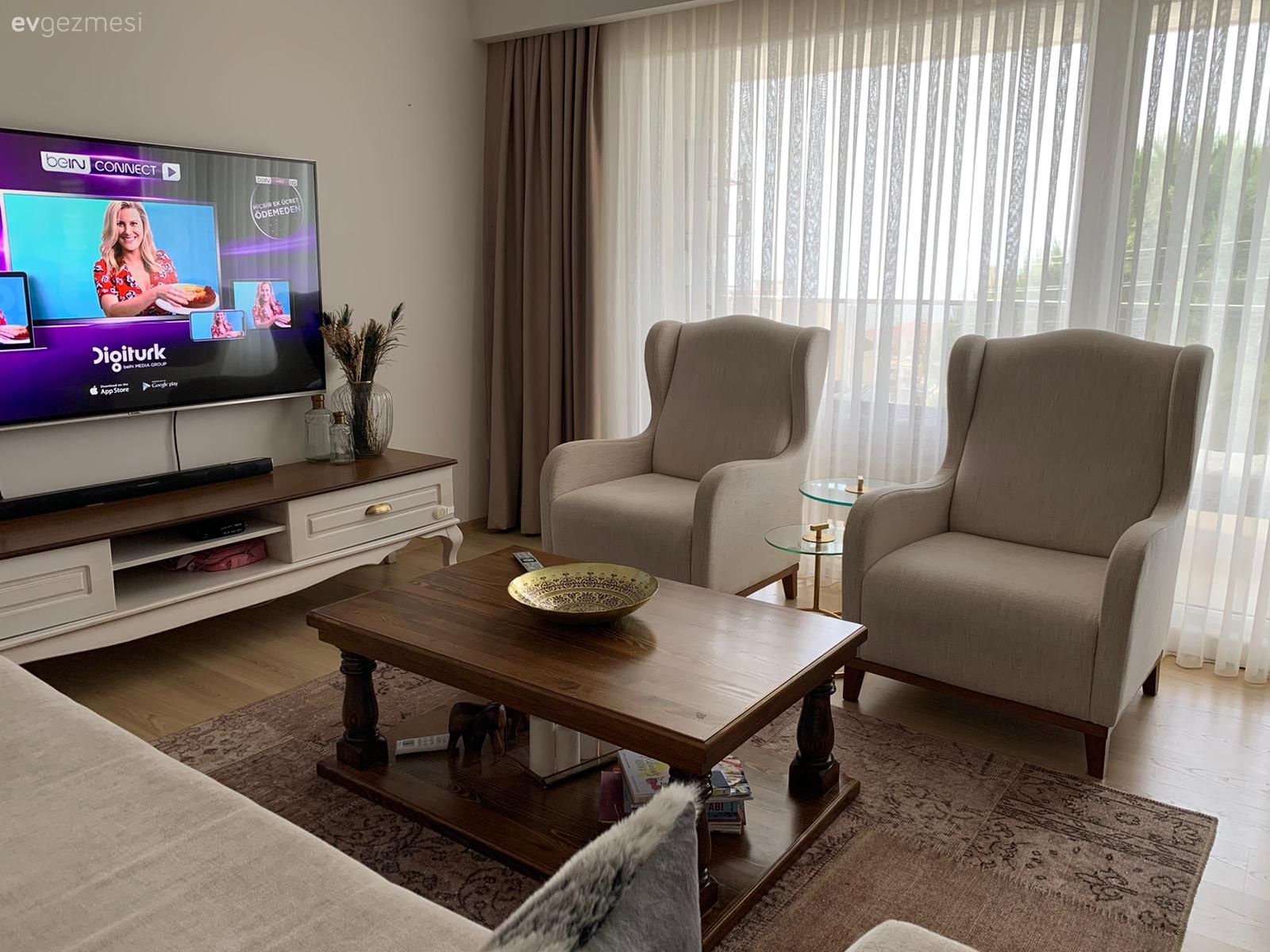 Salon, Country, Beyaz, Kahverengi, Ahşap Mobilya, Koltuk takımı, Kapitoneli koltuk, Orta sehpa, Sehpa, Halı, Salon halısı, Avize, Aydınlatma, Salon avizesi, Fon perde, Perde, Tül perde