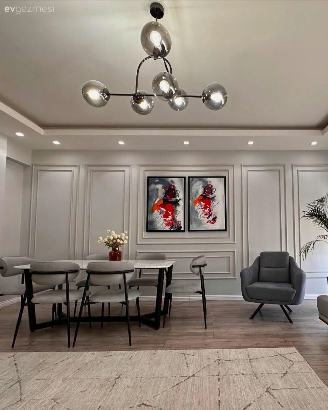 Duvar çıtalama, Gri duvar, Spot aydınlatma, Aydınlatma, Tablo, Duvar dekorasyonu, Gri koltuk, Berjer, Ev bitkisi, Yemek masası, Sandalye, Avize